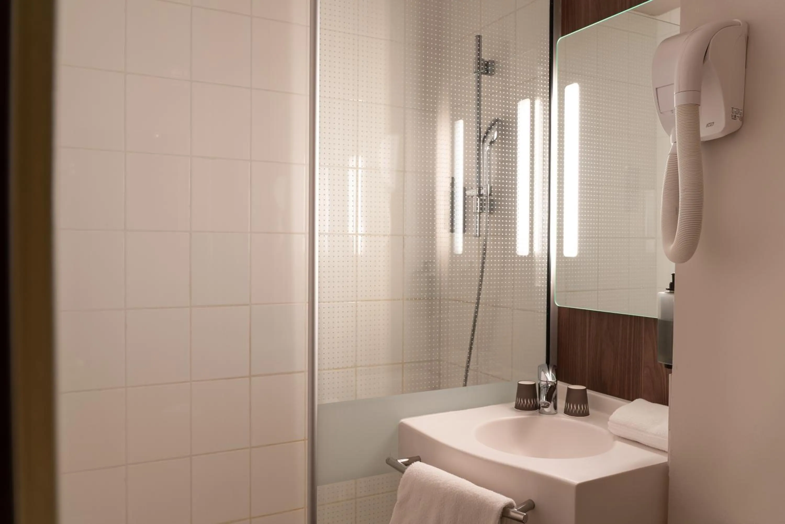 Bathroom in IBIS STYLES Rouen Parc Expos Zenith