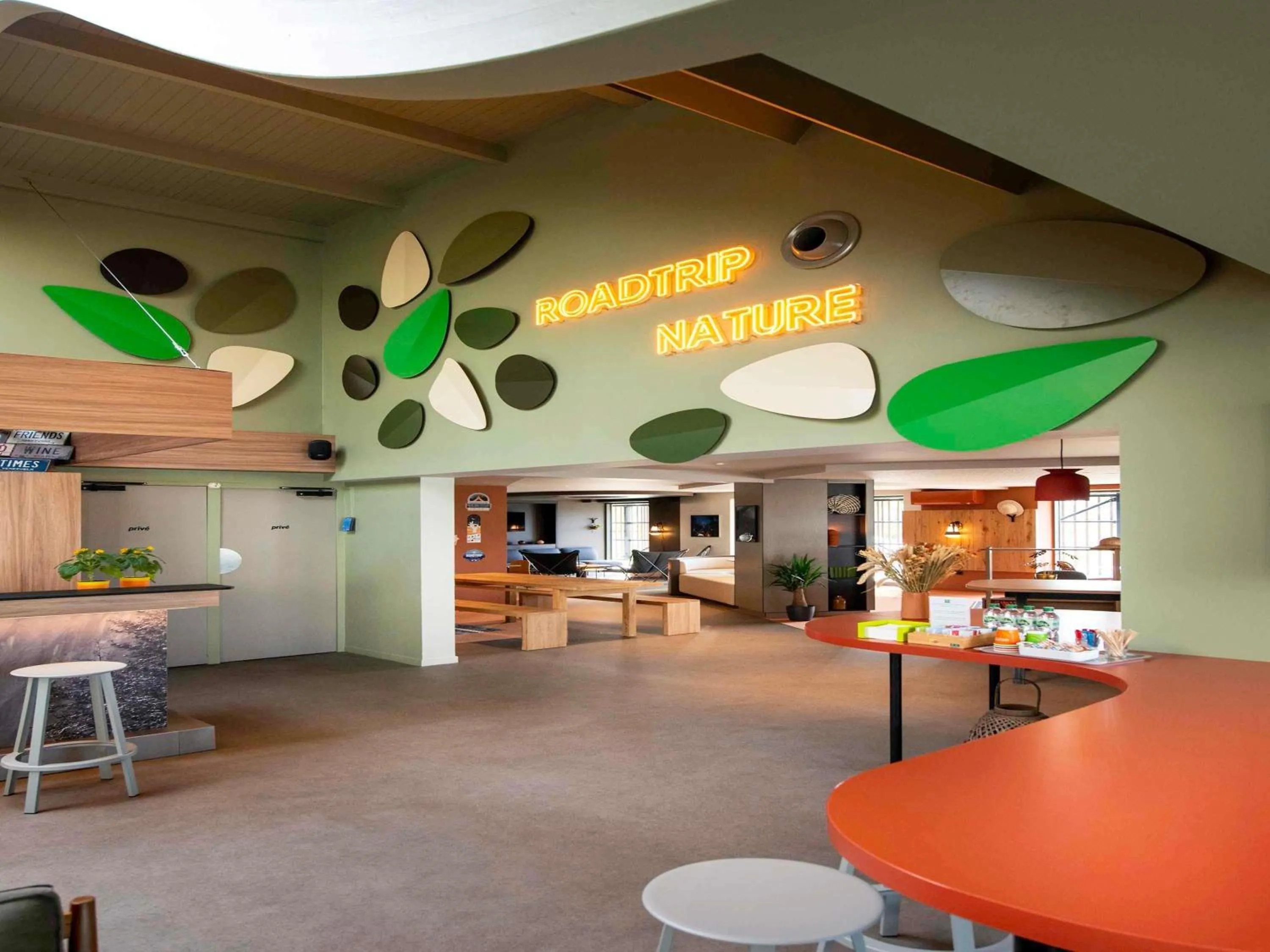 Lounge or bar in IBIS STYLES Rouen Parc Expos Zenith
