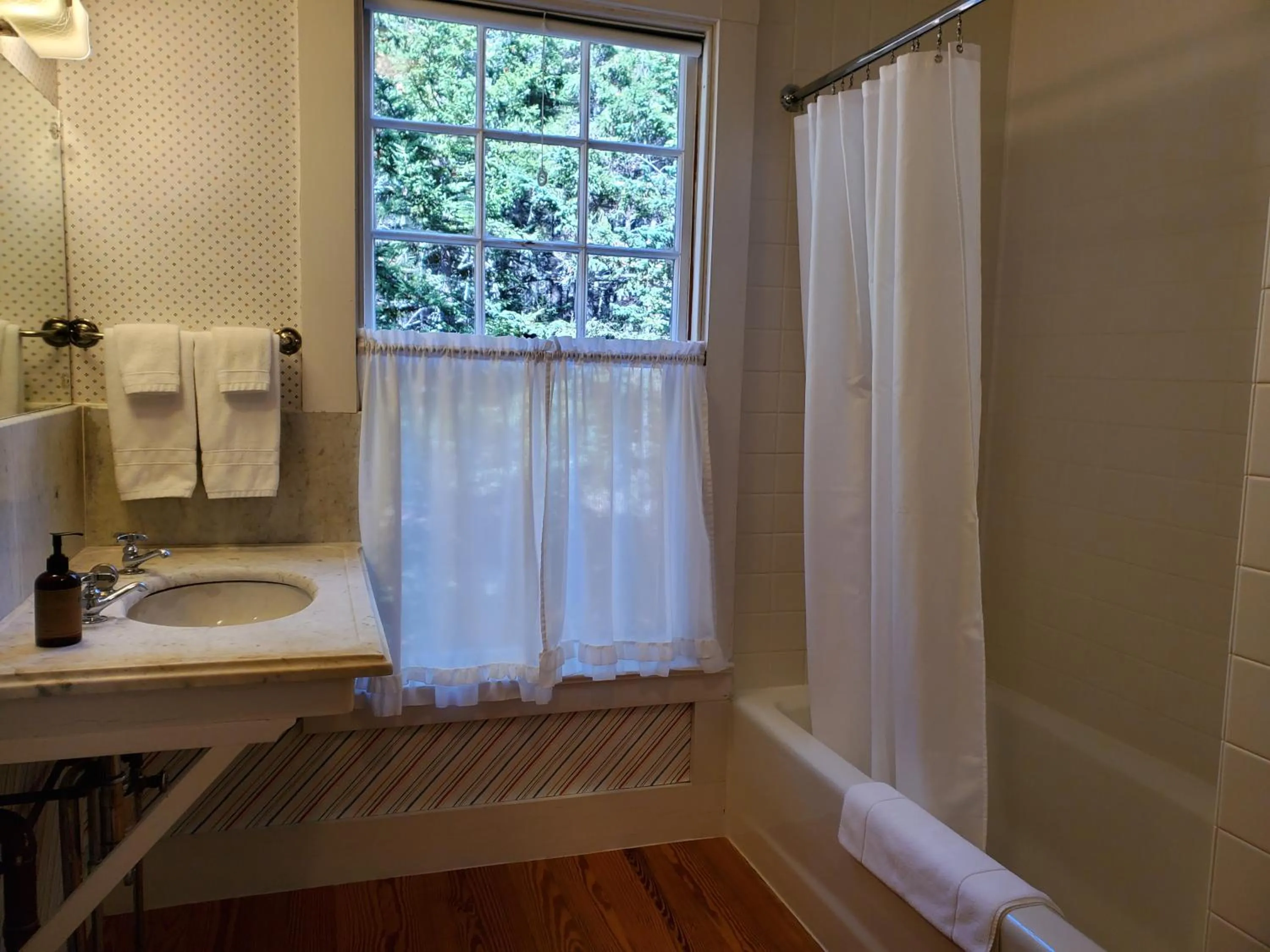 Bathroom in Harbourside Inn