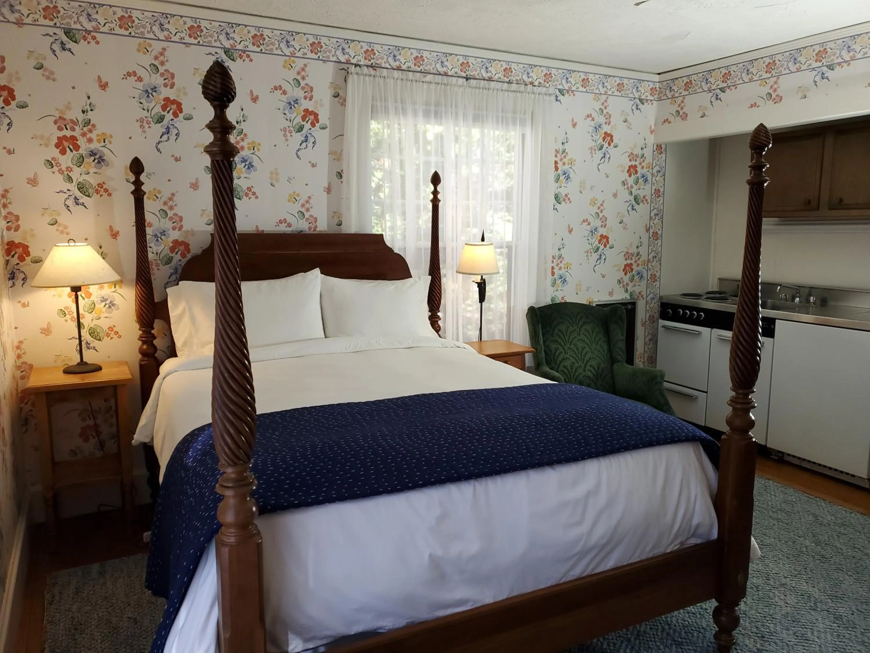 Kitchen or kitchenette, Bed in Harbourside Inn