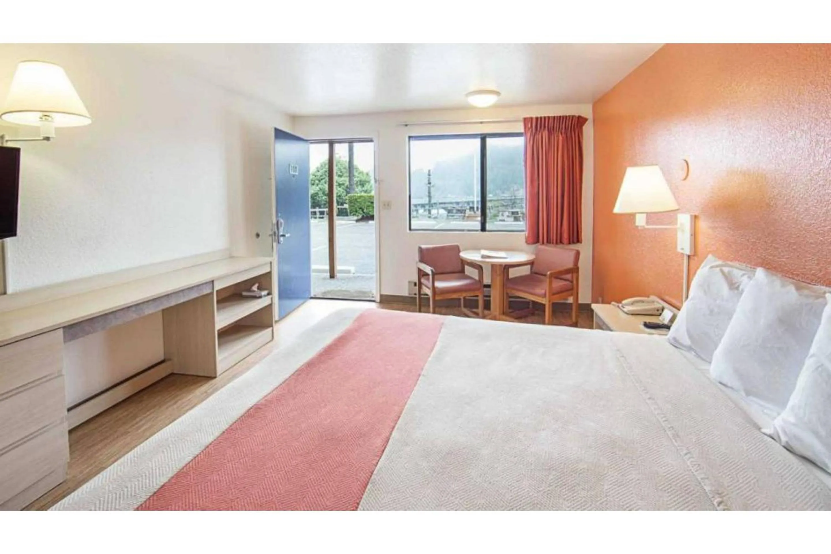 Bedroom, Bed in Motel 6 Gold Beach