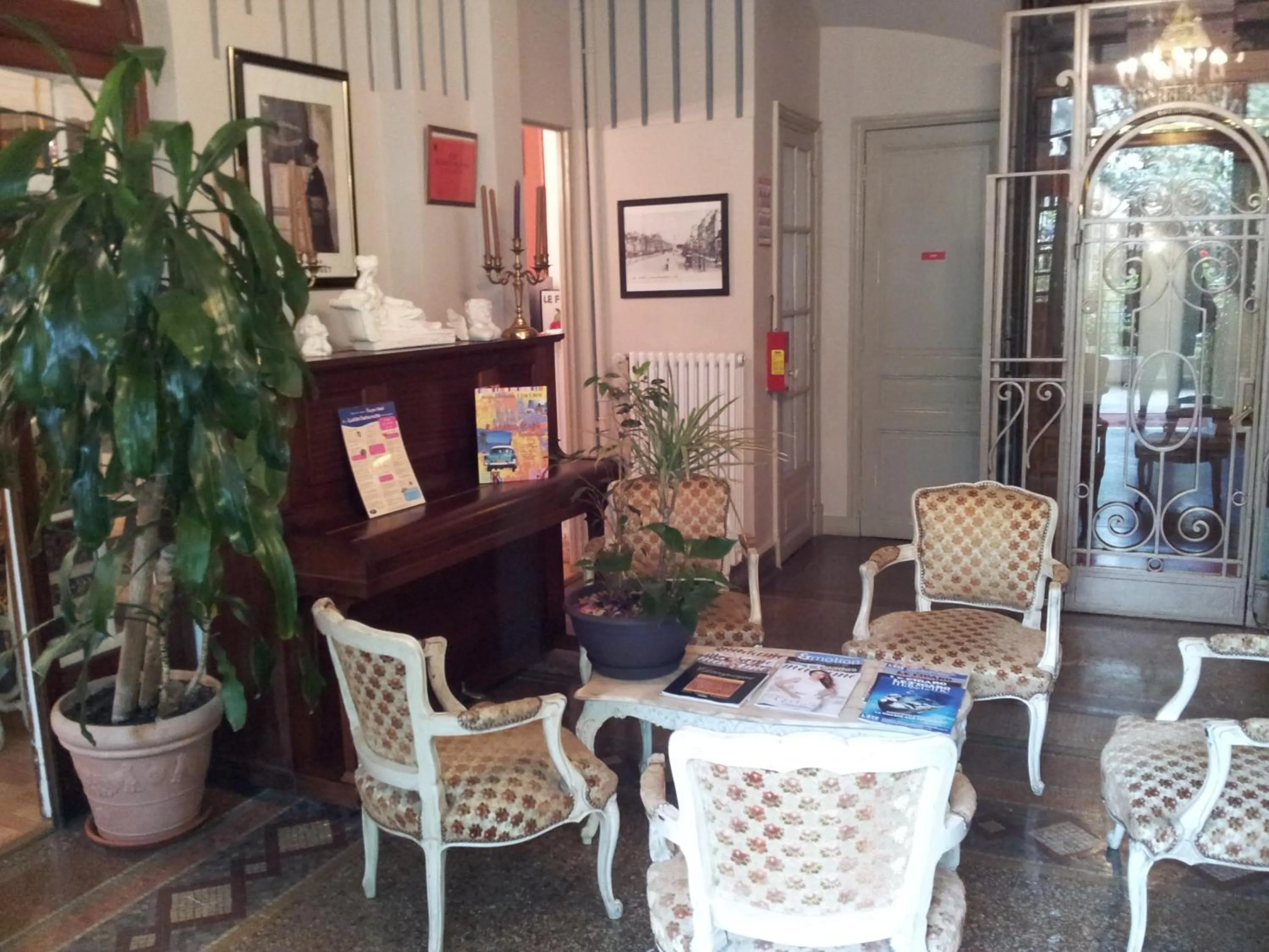 Communal lounge/ TV room in Hôtel Crystal Reims Centre