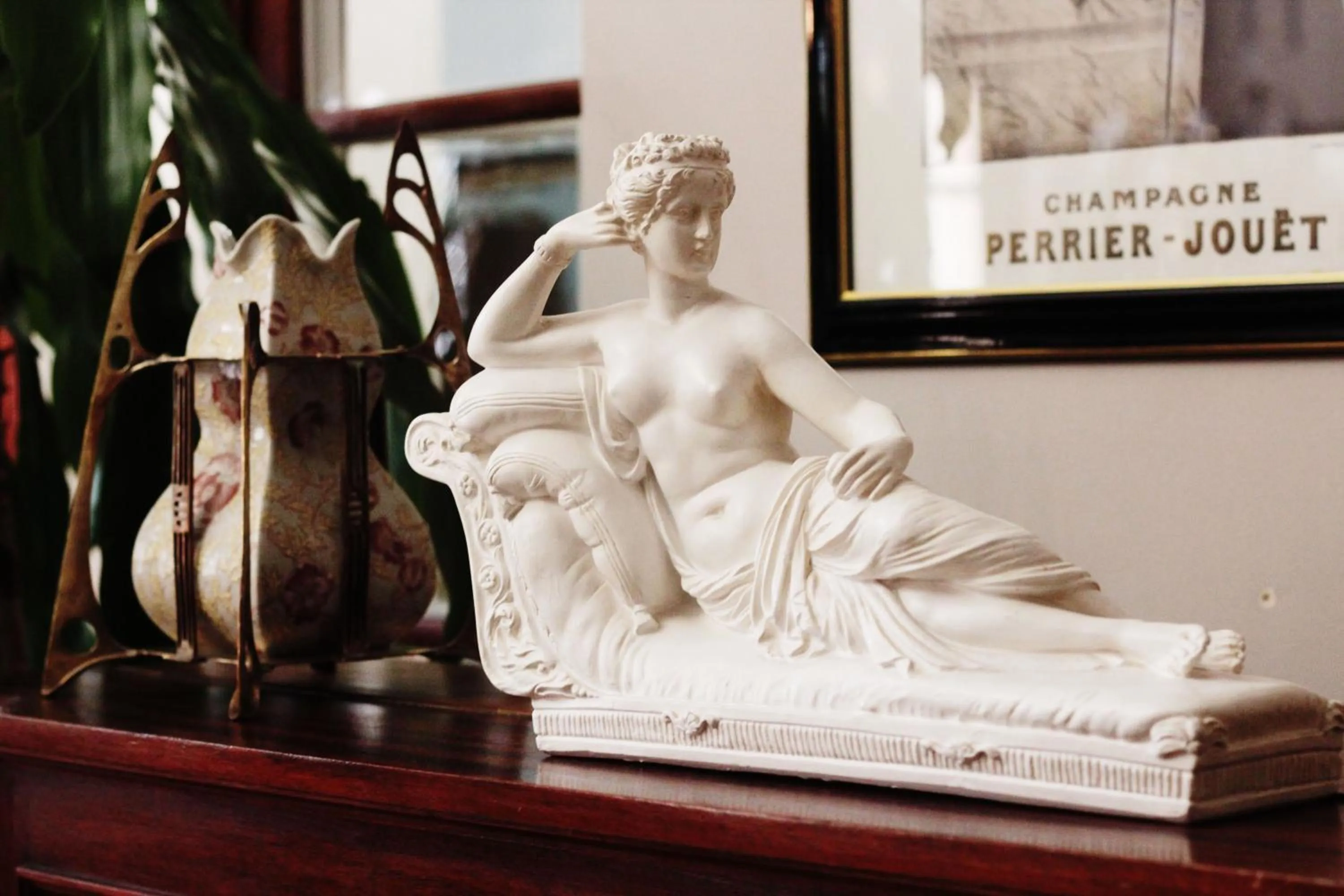 Decorative detail in Hôtel Crystal Reims Centre