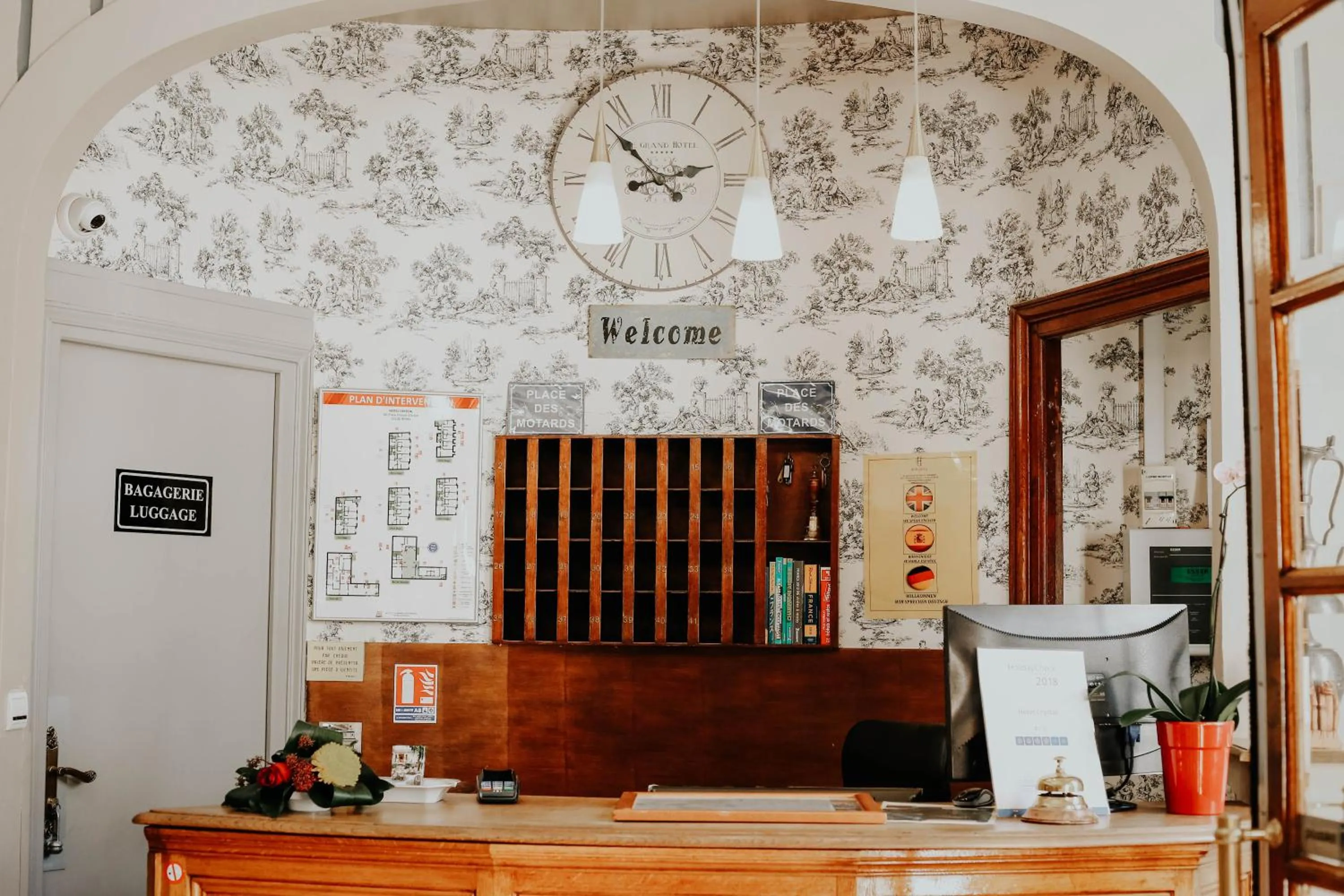 Lobby or reception in Hôtel Crystal Reims Centre