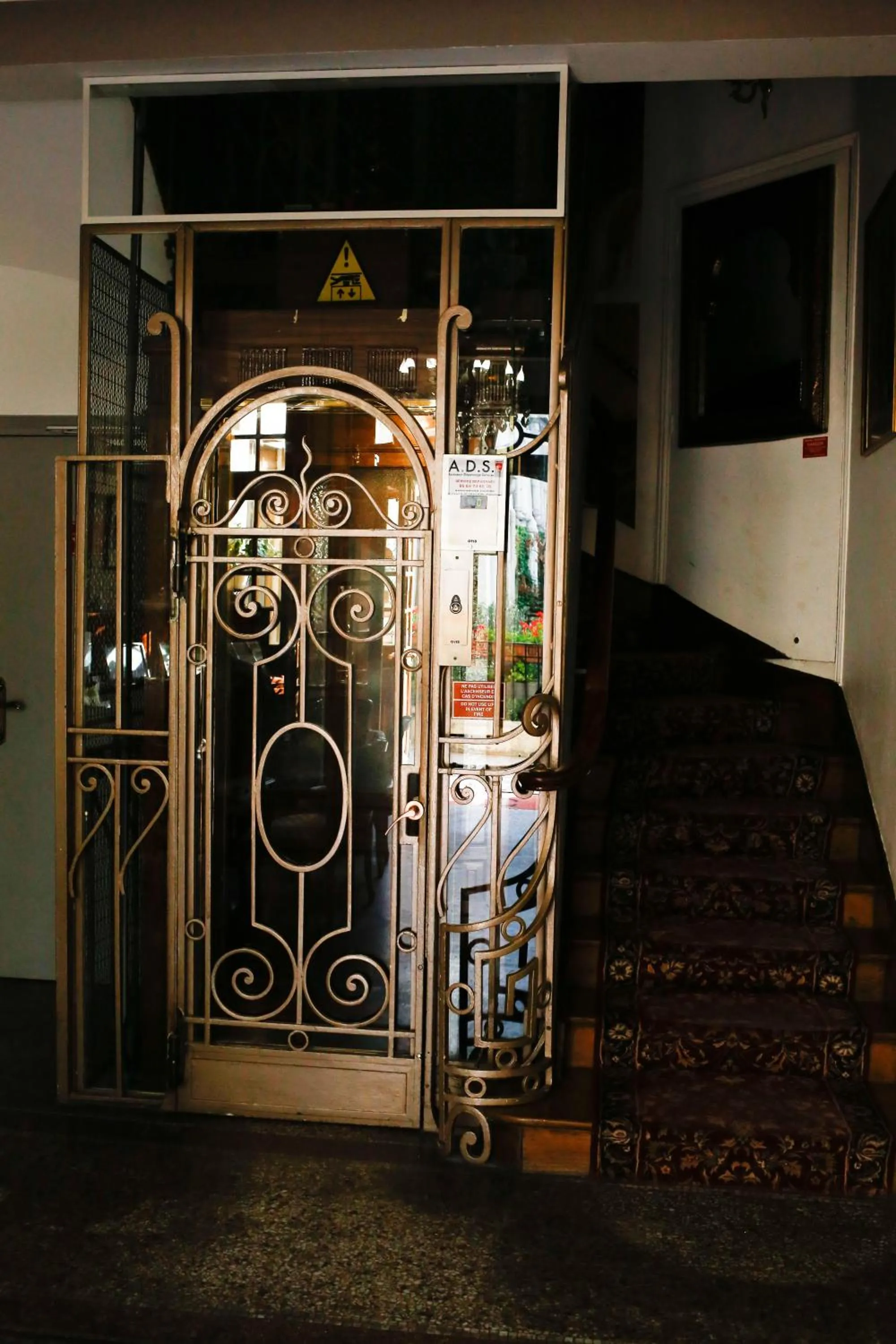 elevator in Hôtel Crystal Reims Centre