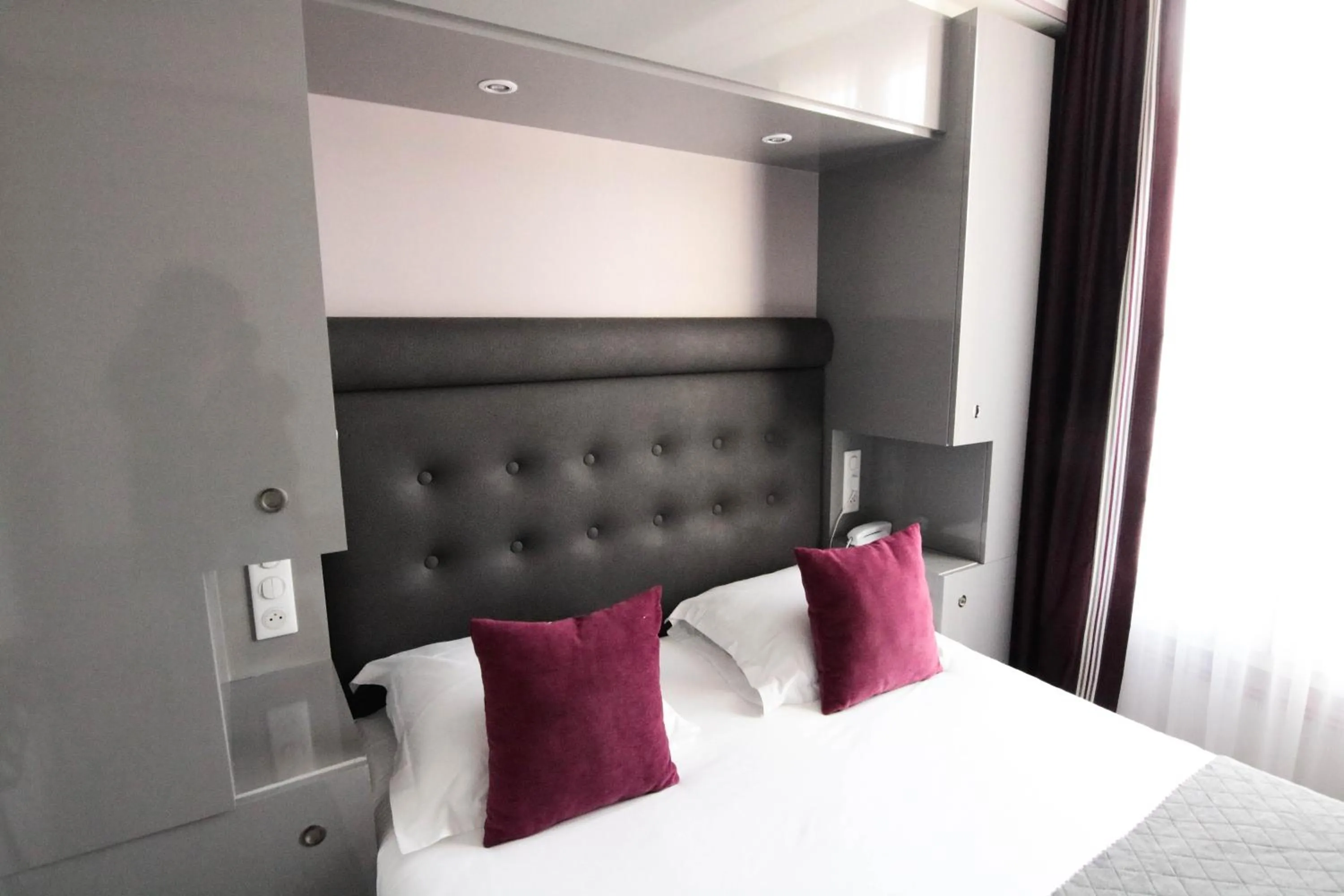 Bed in Hôtel Crystal Reims Centre