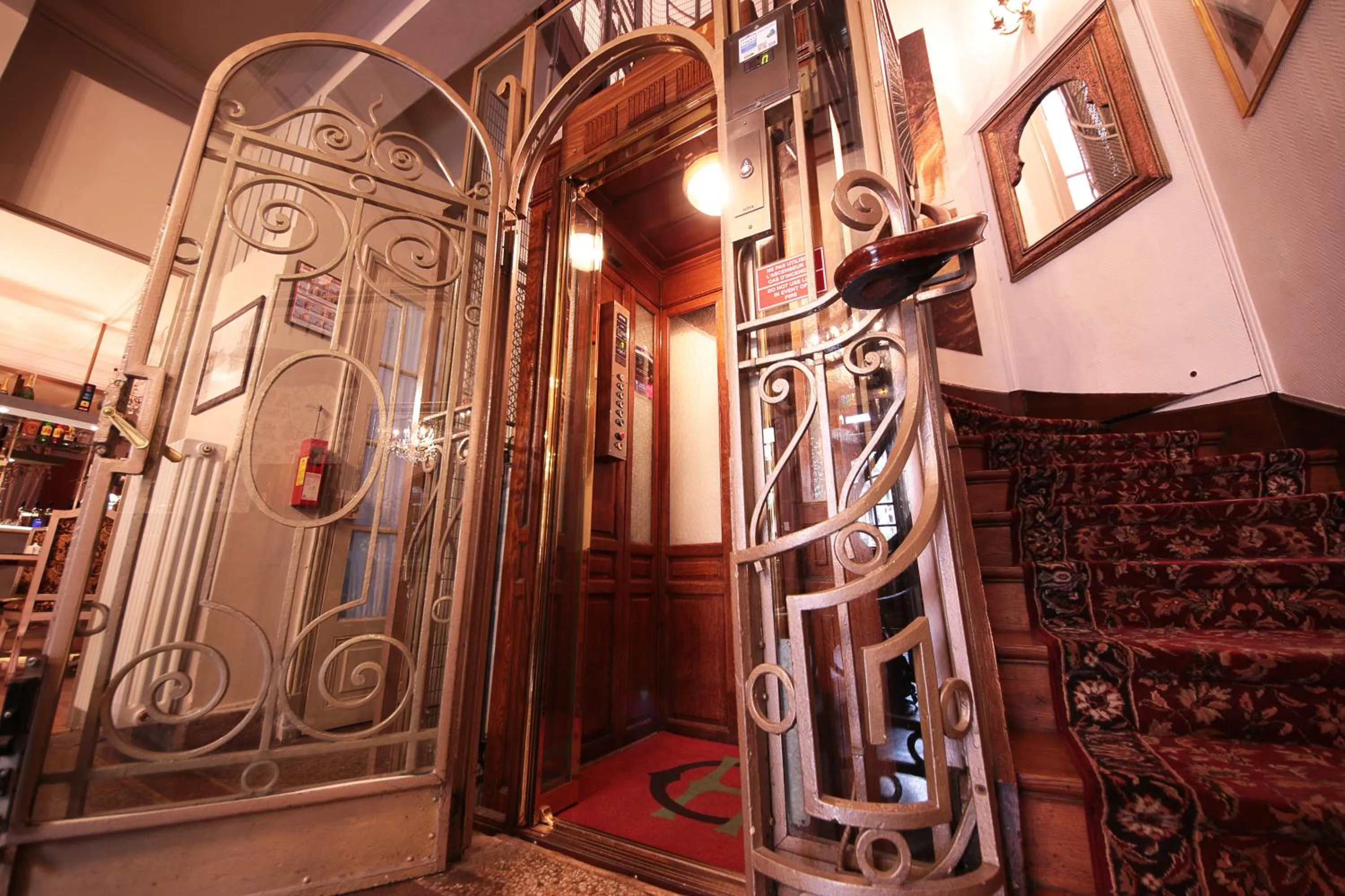 Facade/entrance in Hôtel Crystal Reims Centre
