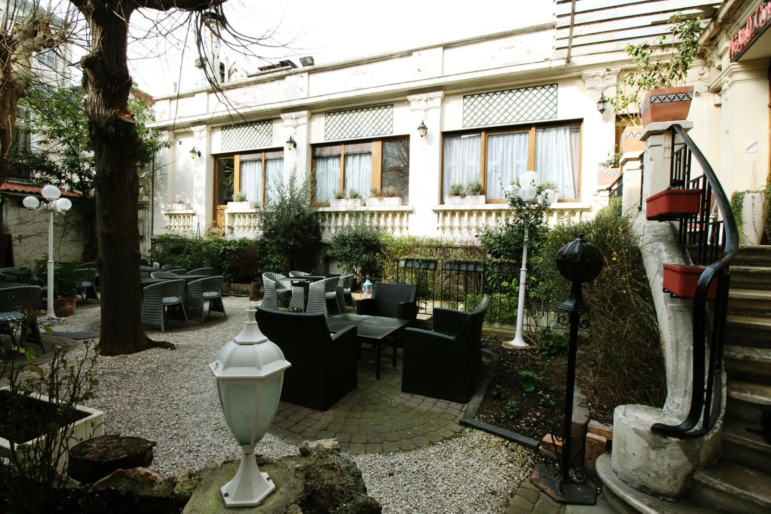 Garden in Hôtel Crystal Reims Centre
