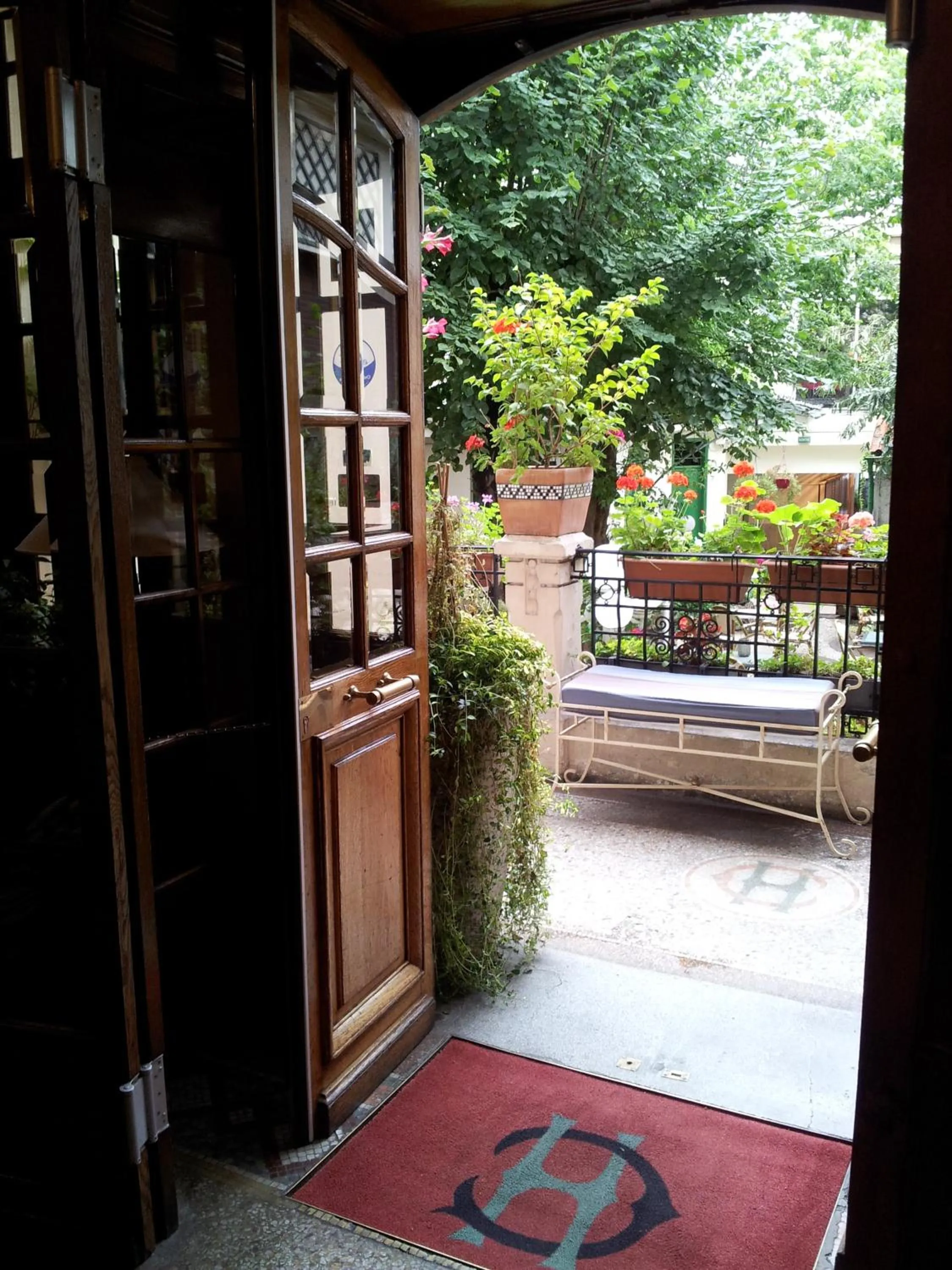 Balcony/Terrace in Hôtel Crystal Reims Centre