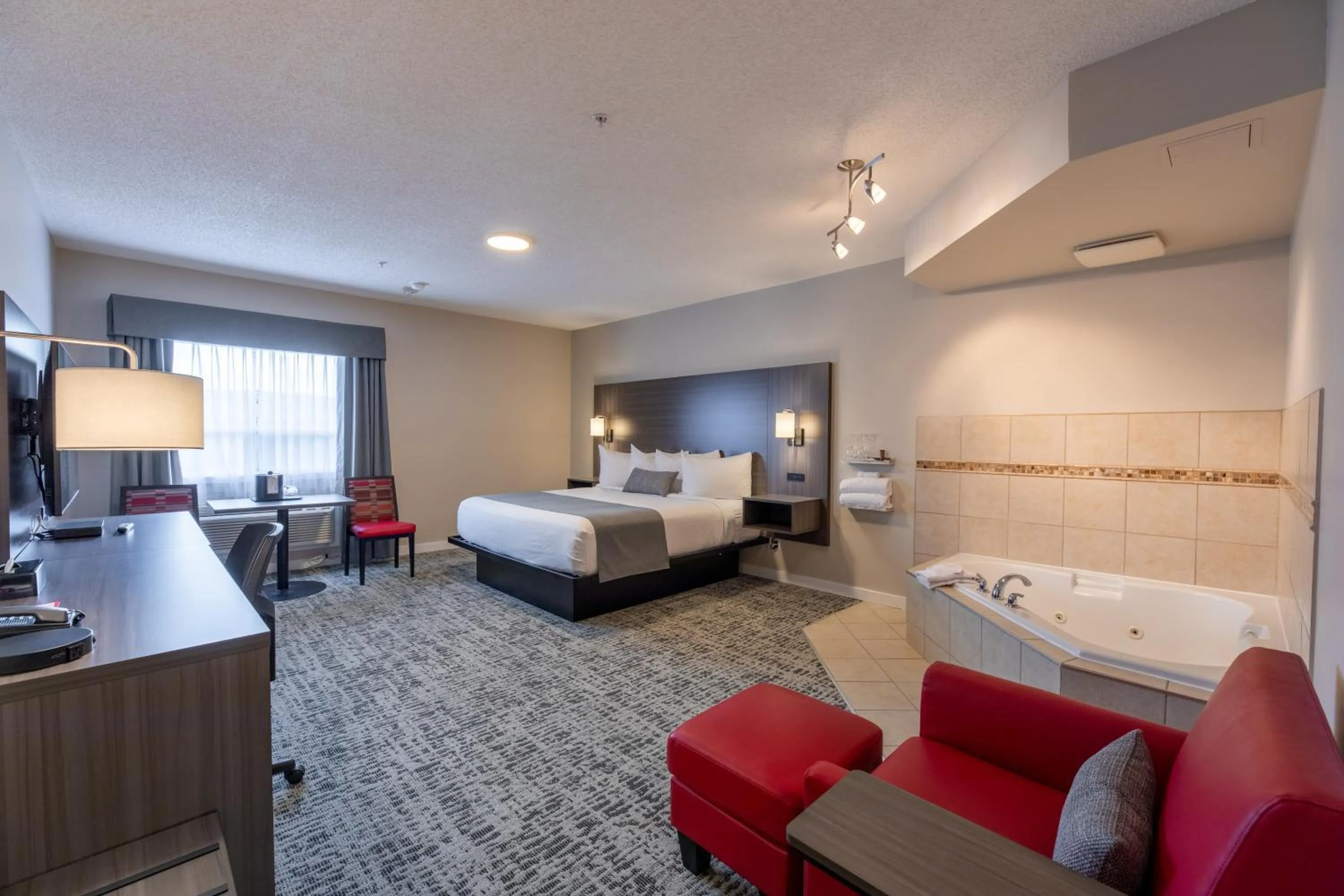 Photo of the whole room, Bed in The Kanata by BCMInns - Hinton