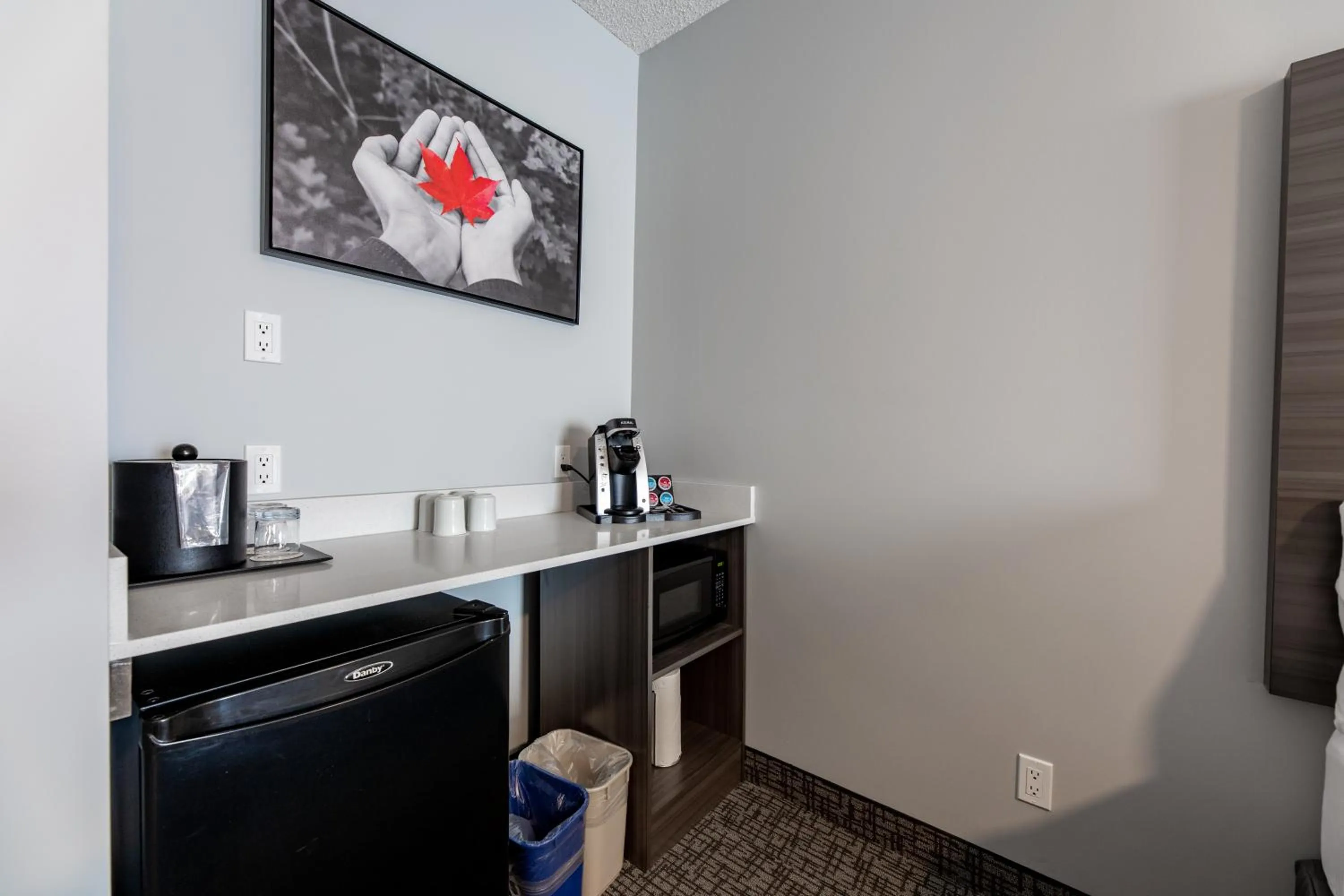 Coffee/tea facilities in The Kanata by BCMInns - Hinton