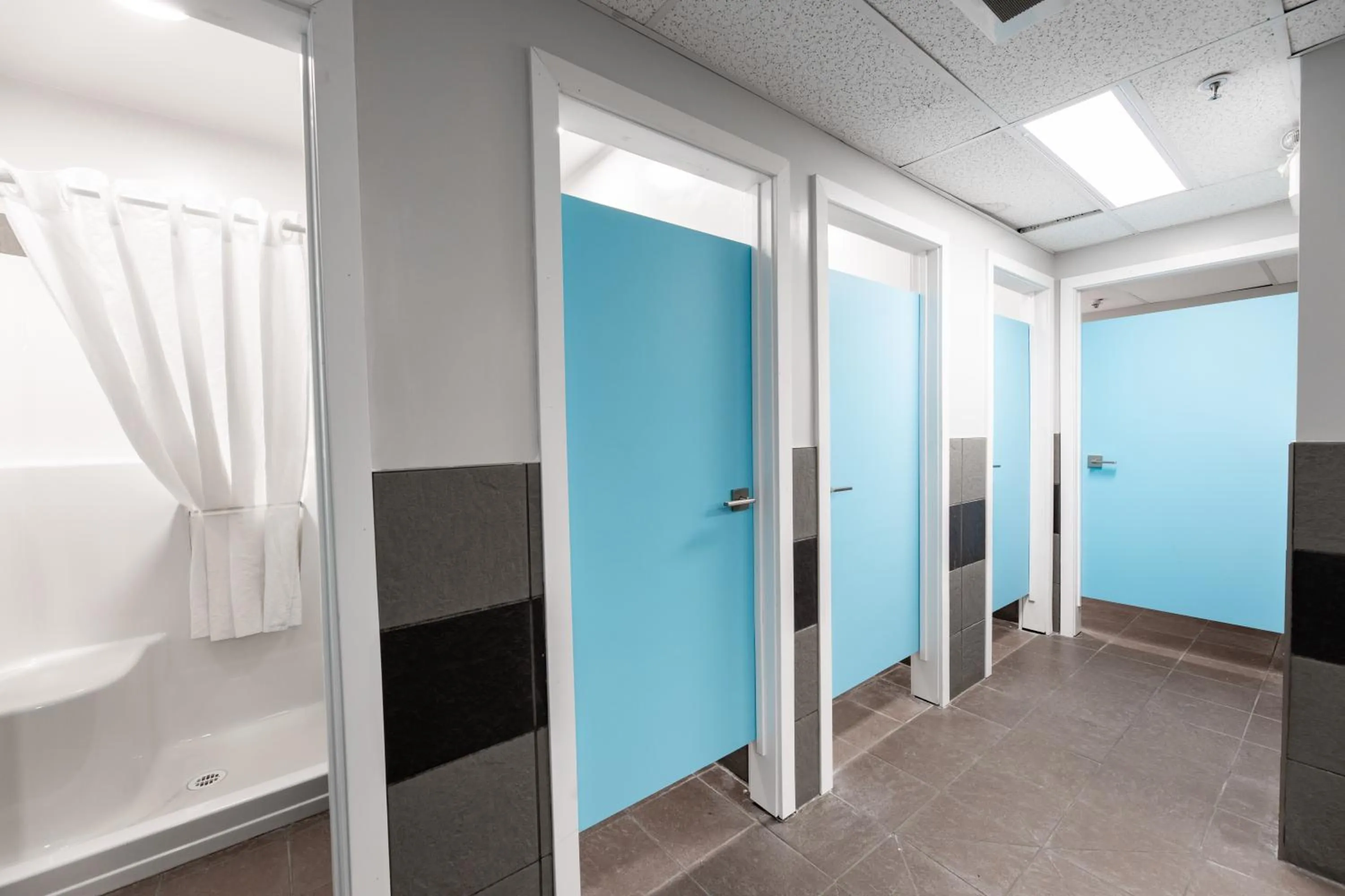 Shower in The Kanata by BCMInns - Hinton