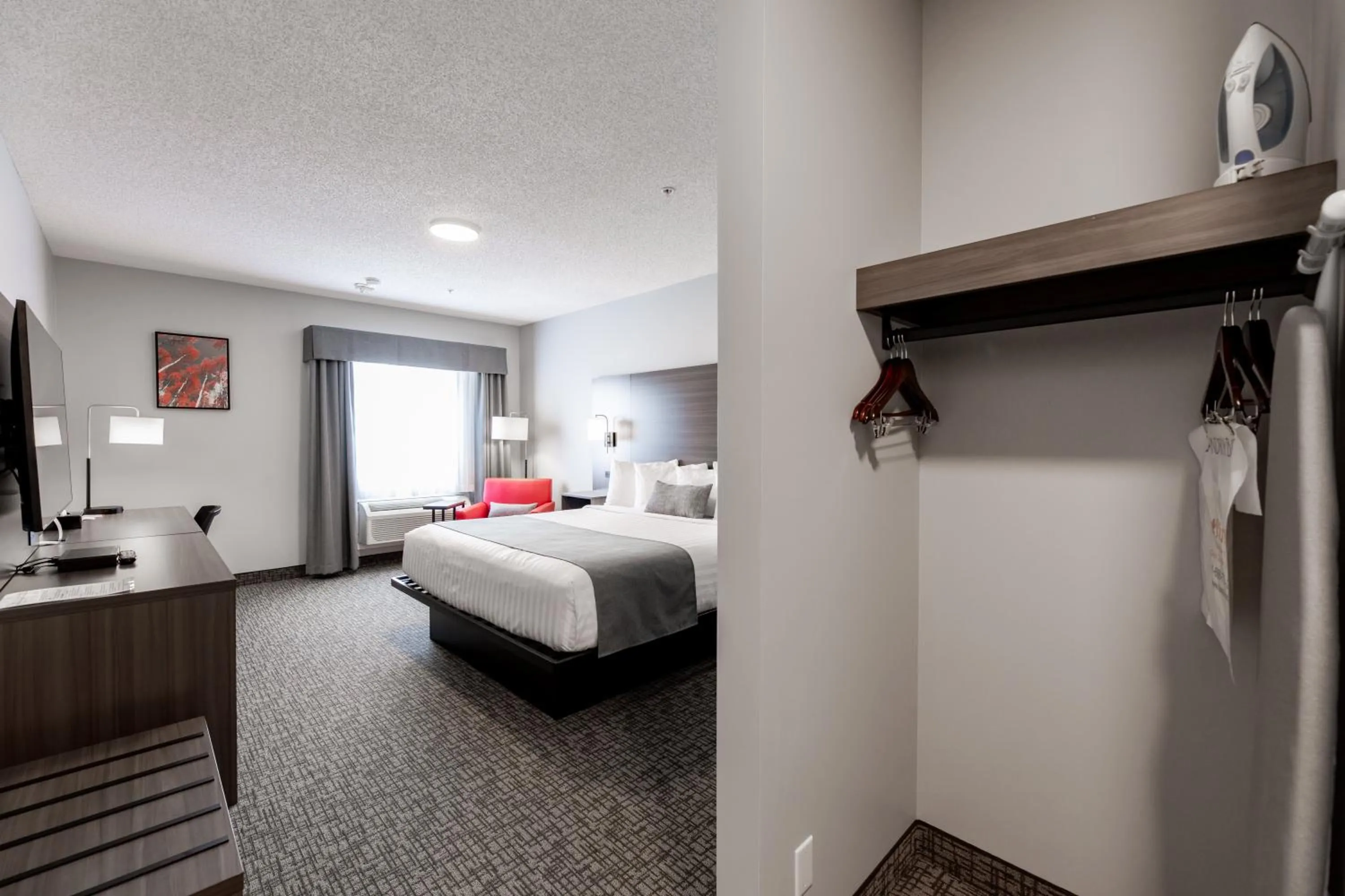 Facade/entrance, Bed in The Kanata by BCMInns - Hinton