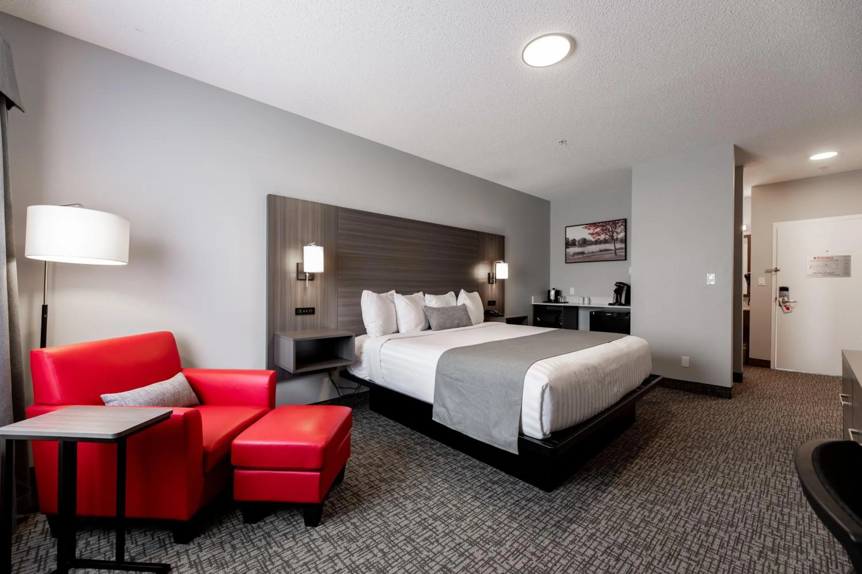 Photo of the whole room, Bed in The Kanata by BCMInns - Hinton