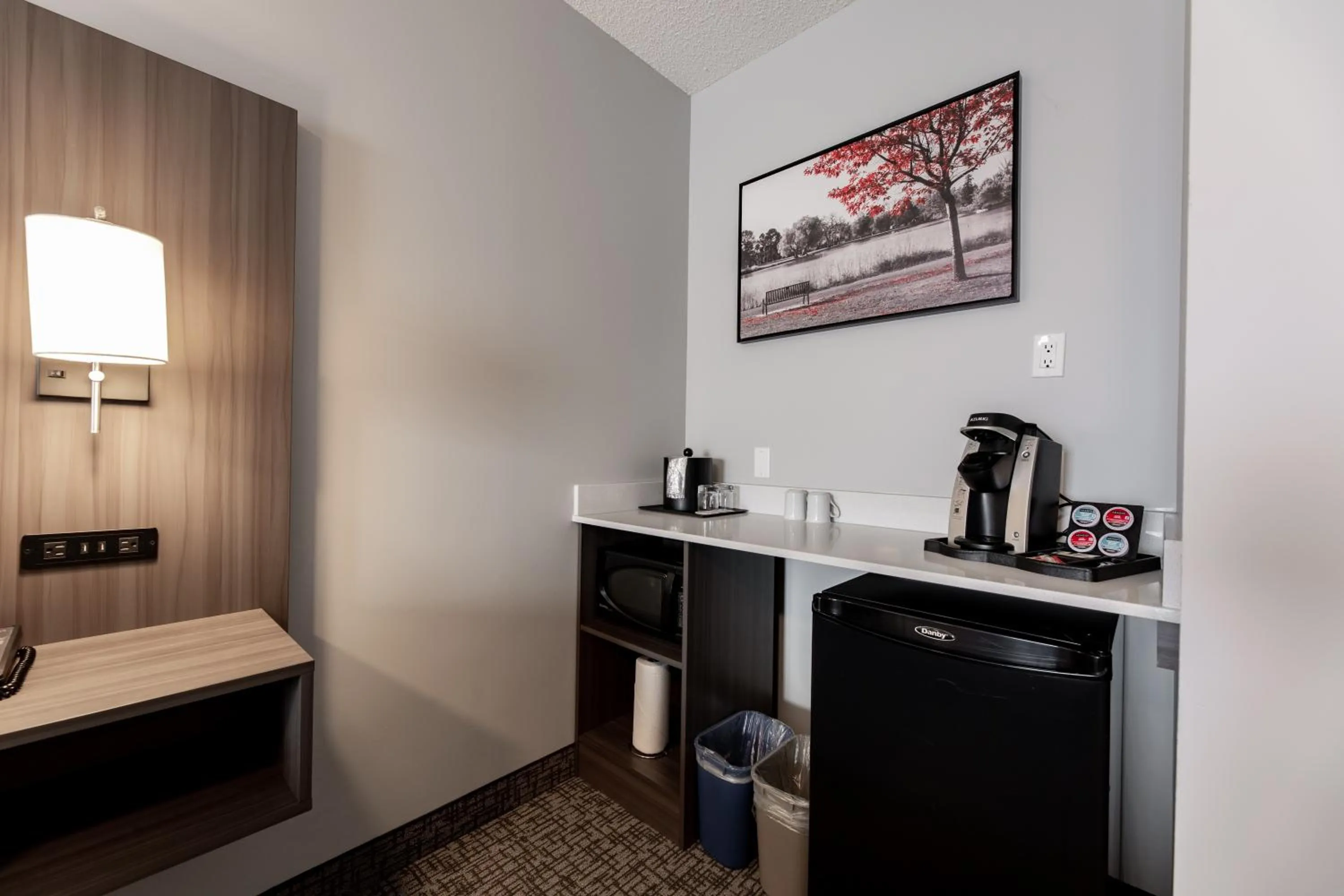 Coffee/tea facilities, Bed in The Kanata by BCMInns - Hinton