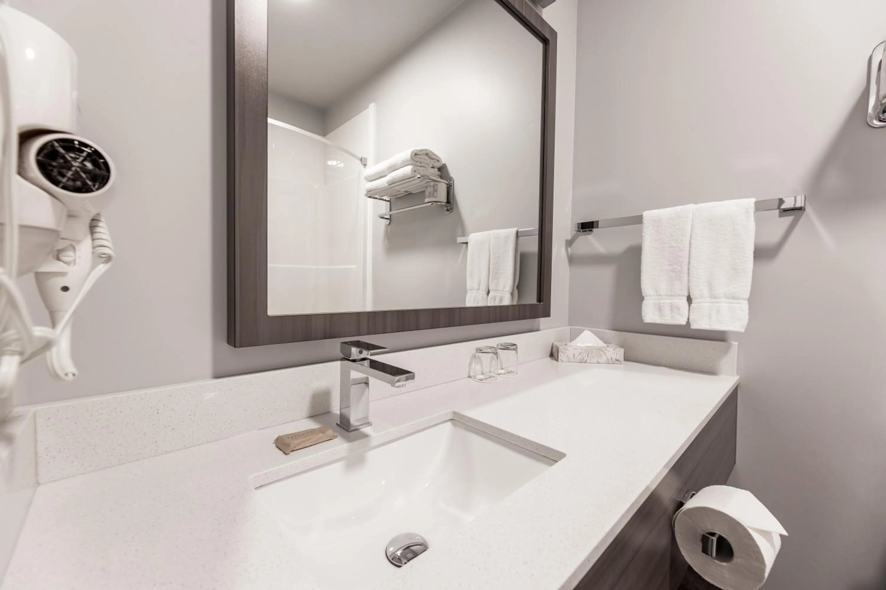 Bathroom in The Kanata by BCMInns - Hinton