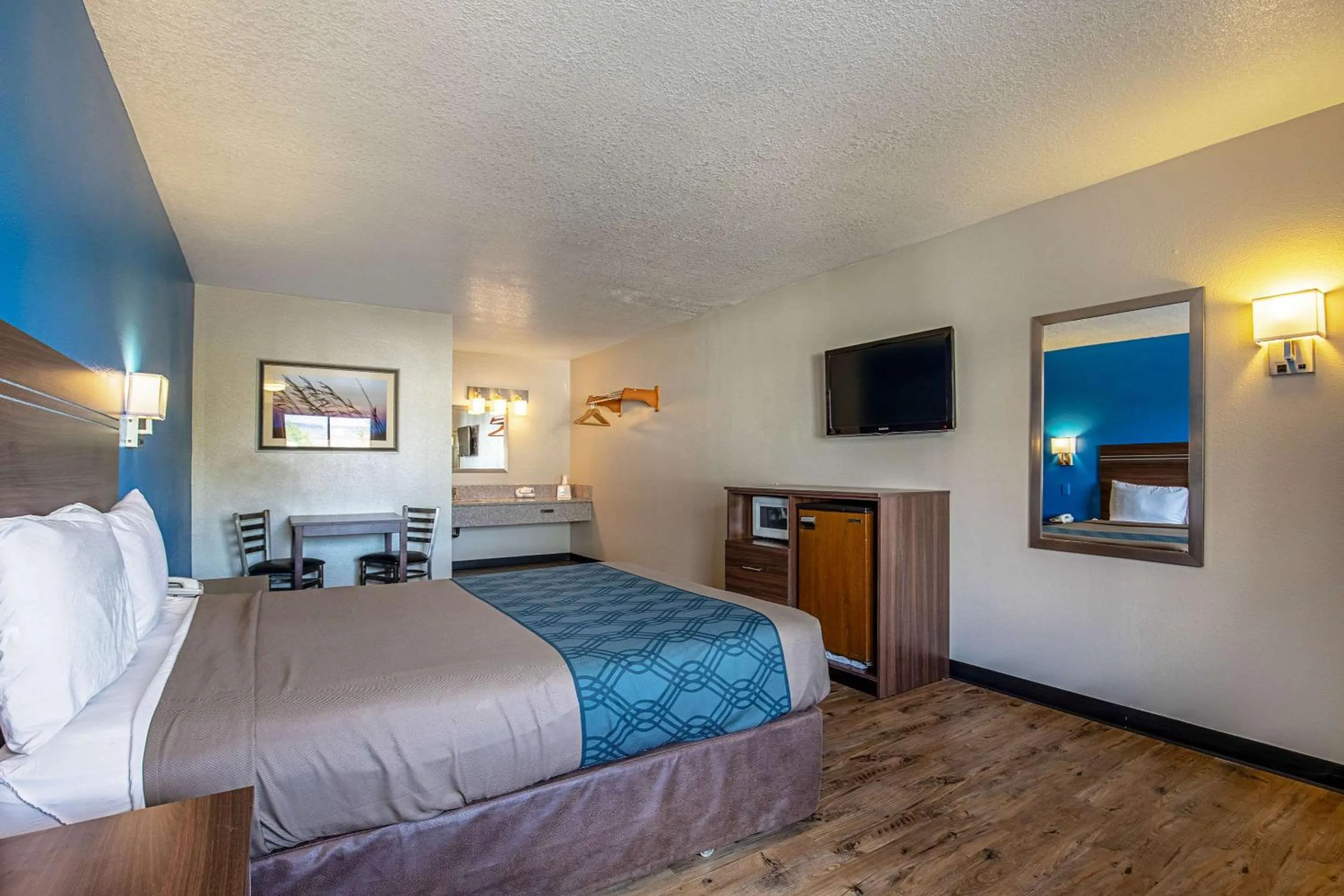 Photo of the whole room, Bed in Rodeway Inn St George North - Near Pioneer Park