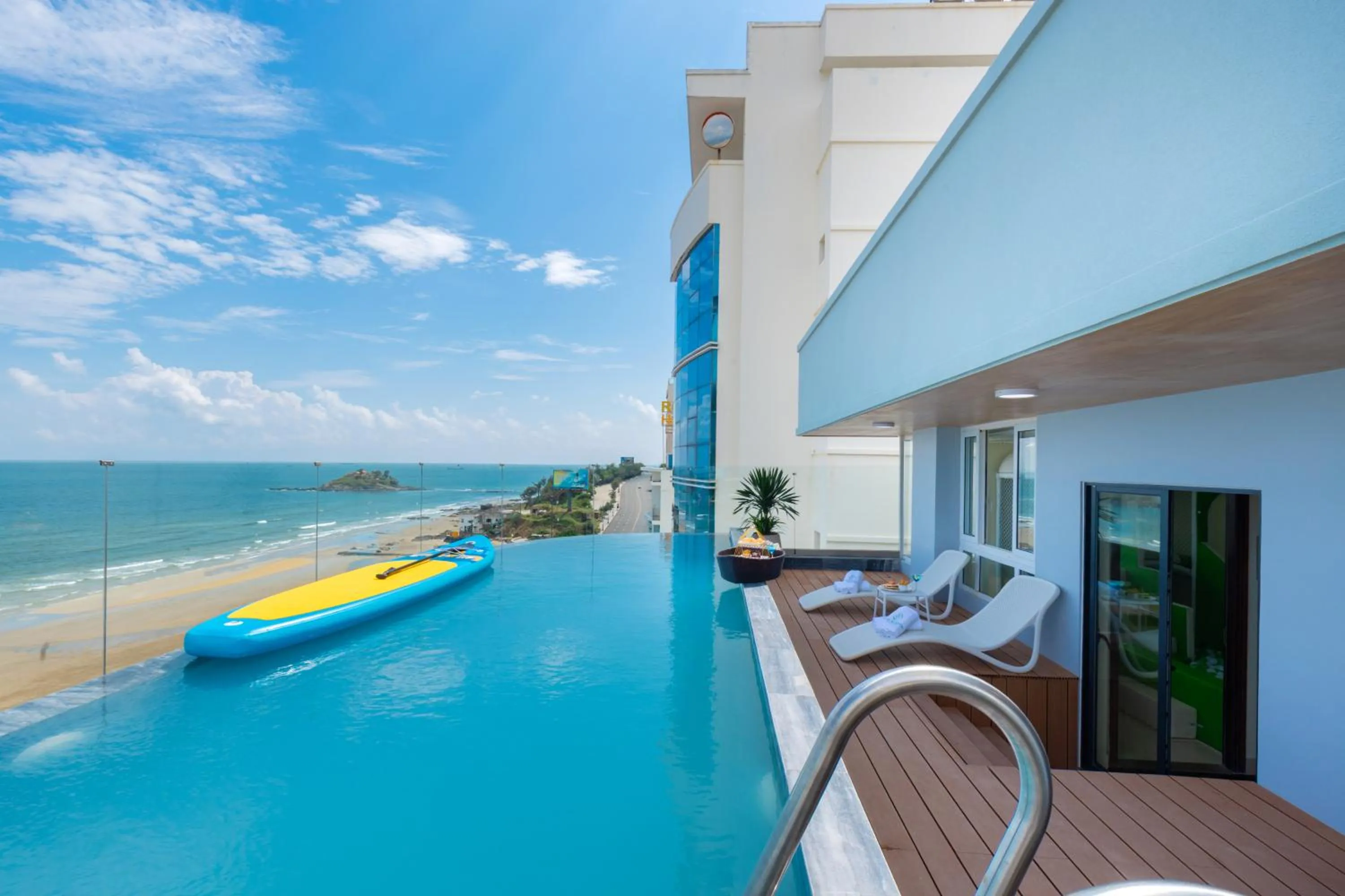 Swimming pool in ONE SEASON BOUTIQUE HOTEL Vung Tau - BEACHFRONT