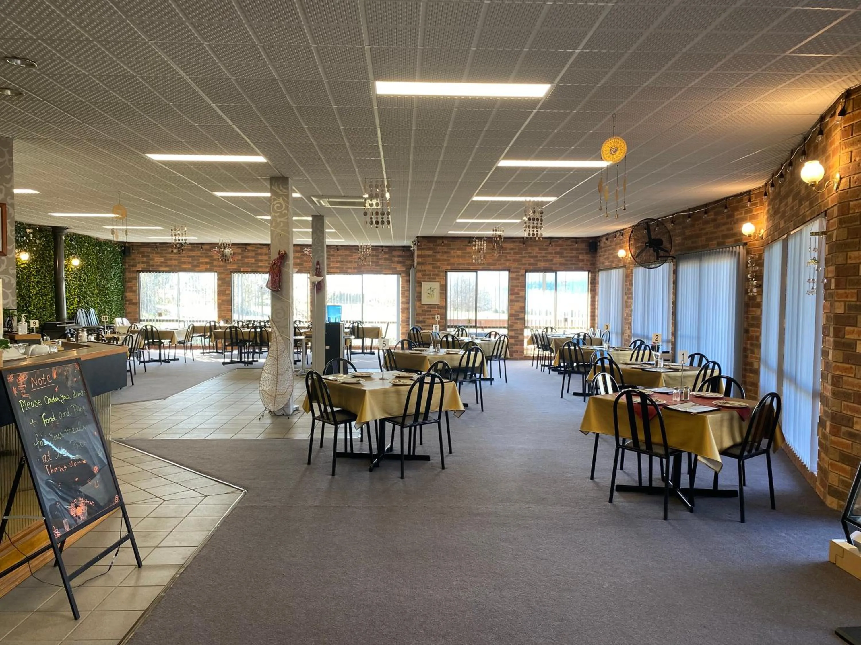 Restaurant/places to eat in Mountain Creek Motel Bar & Restaurant