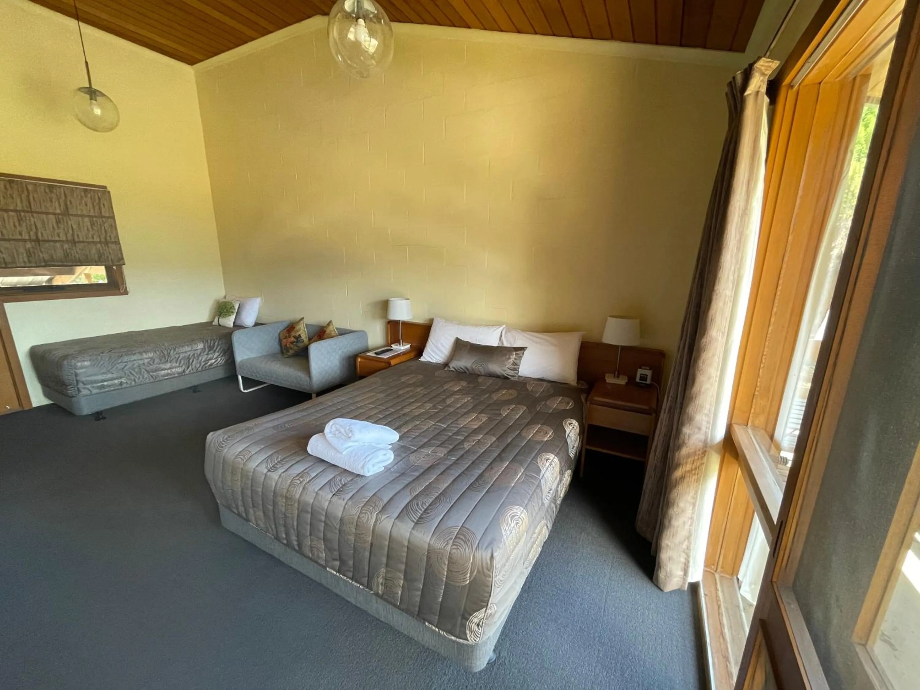 Bed in Mountain Creek Motel Bar & Restaurant