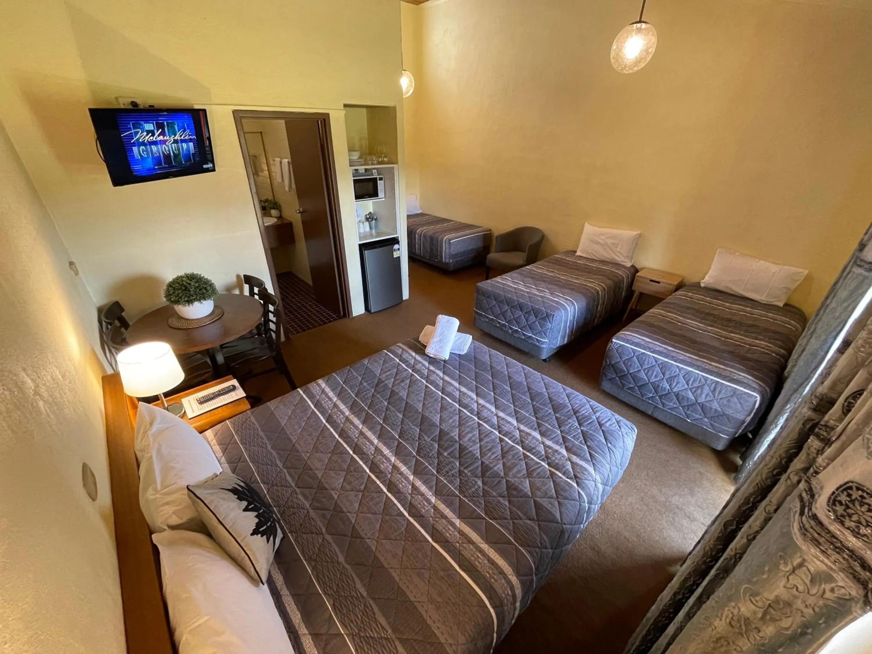 Mountain Creek Motel Bar & Restaurant