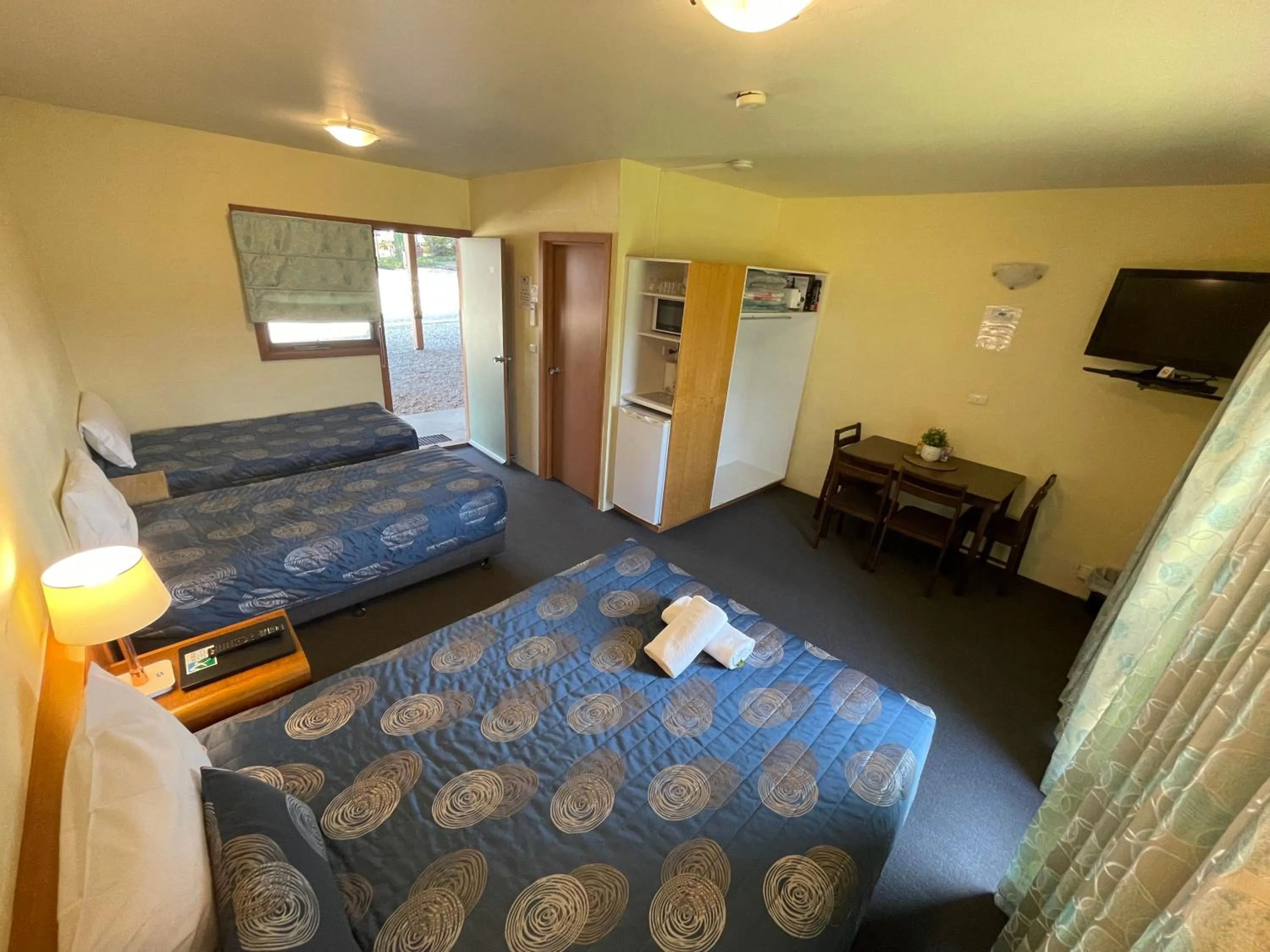 Bed in Mountain Creek Motel Bar & Restaurant