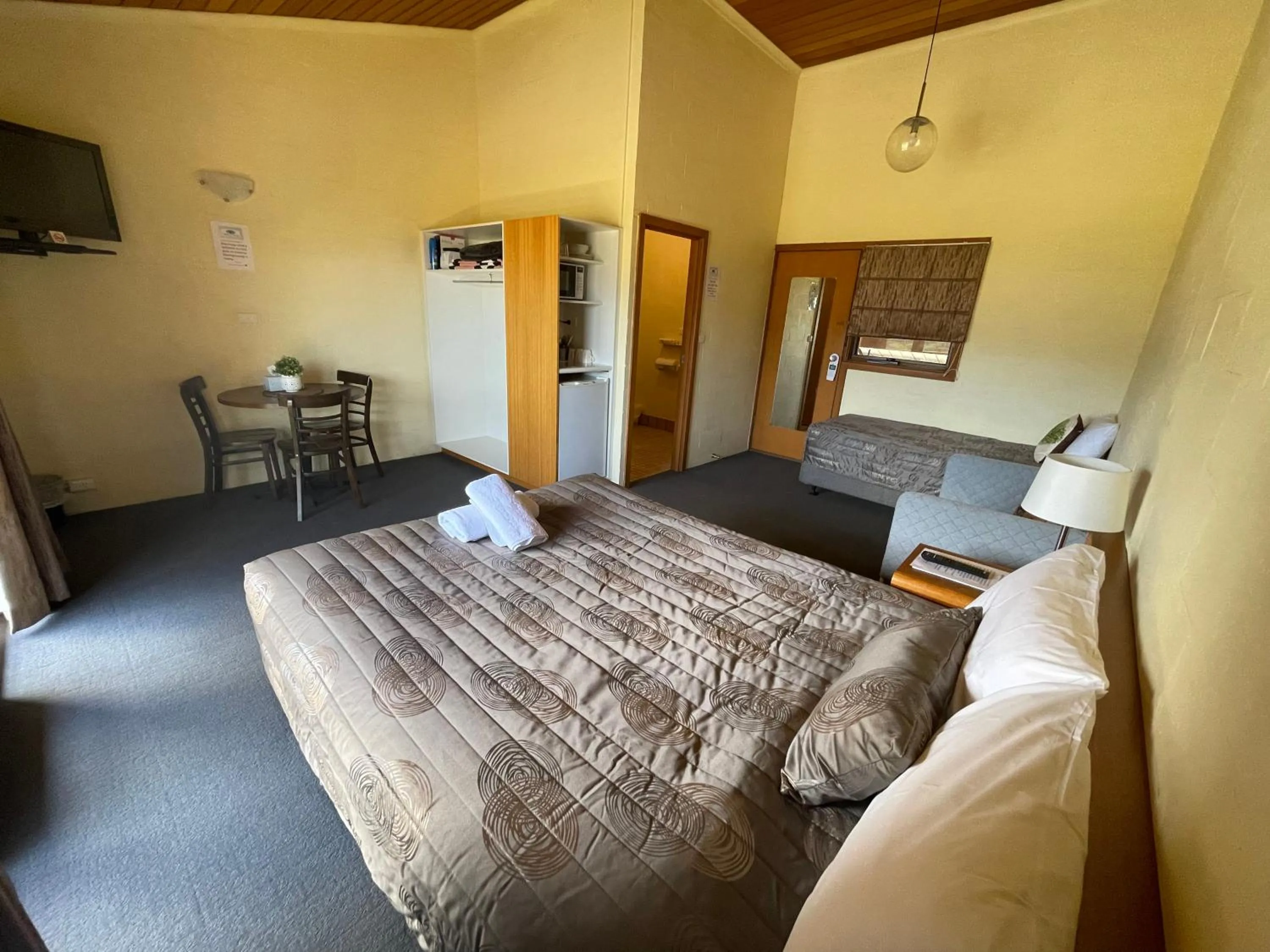 Bed in Mountain Creek Motel Bar & Restaurant