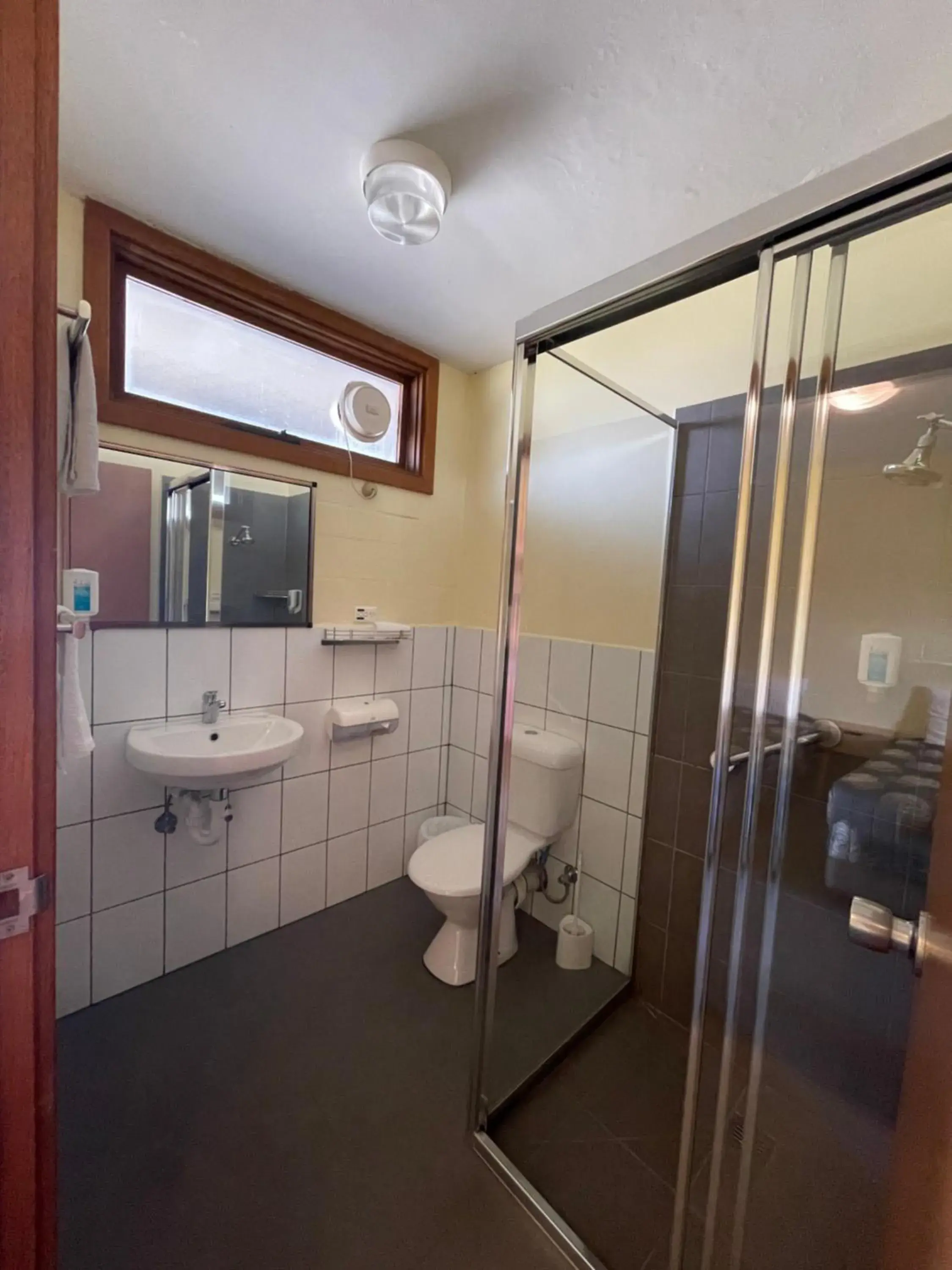 Family Room with Mountain View in Mountain Creek Motel Bar & Restaurant Family Room with Mountain View in Mountain Creek Motel Bar & Restaurant