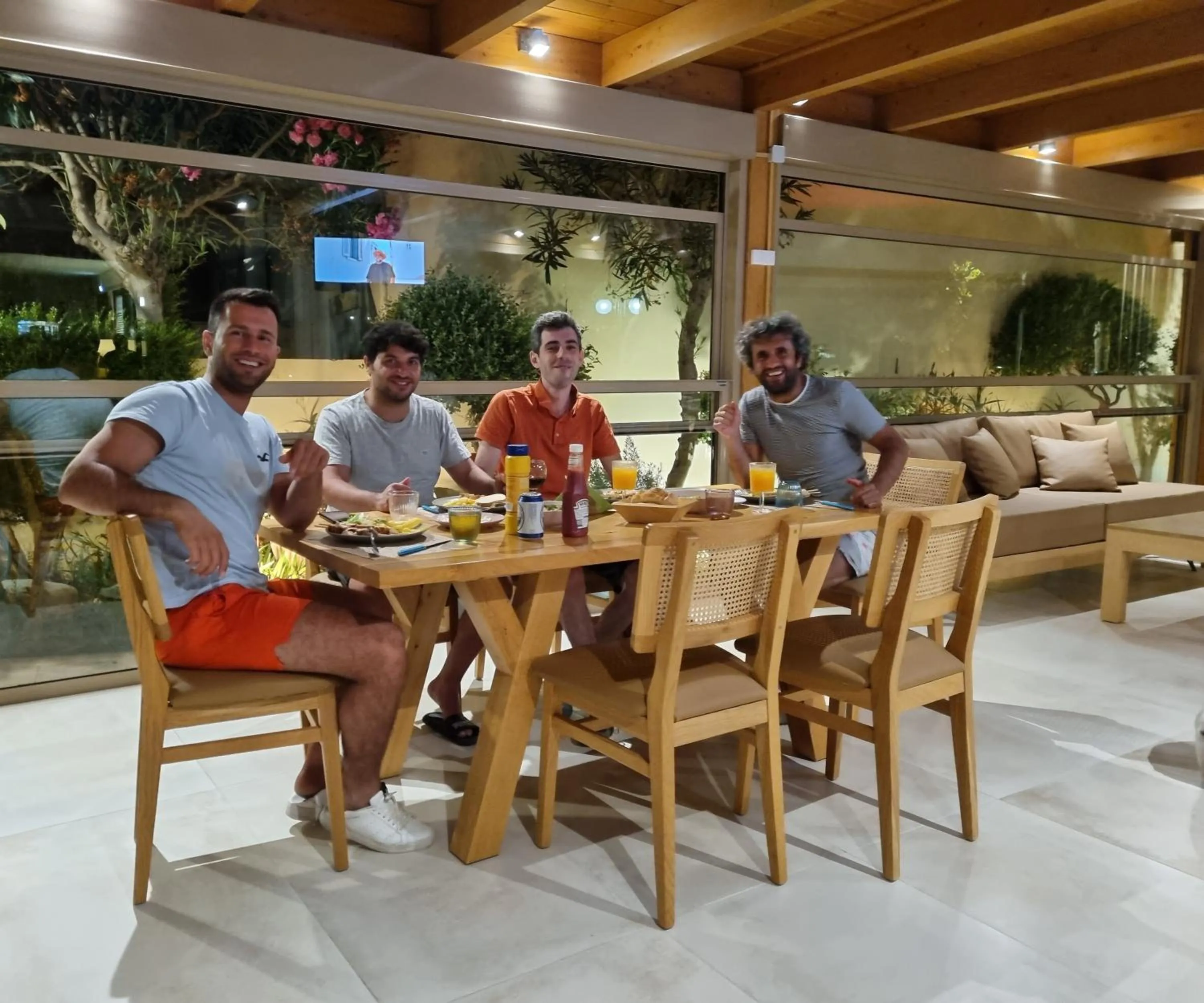 Restaurant/places to eat in Arhodiko Hotel