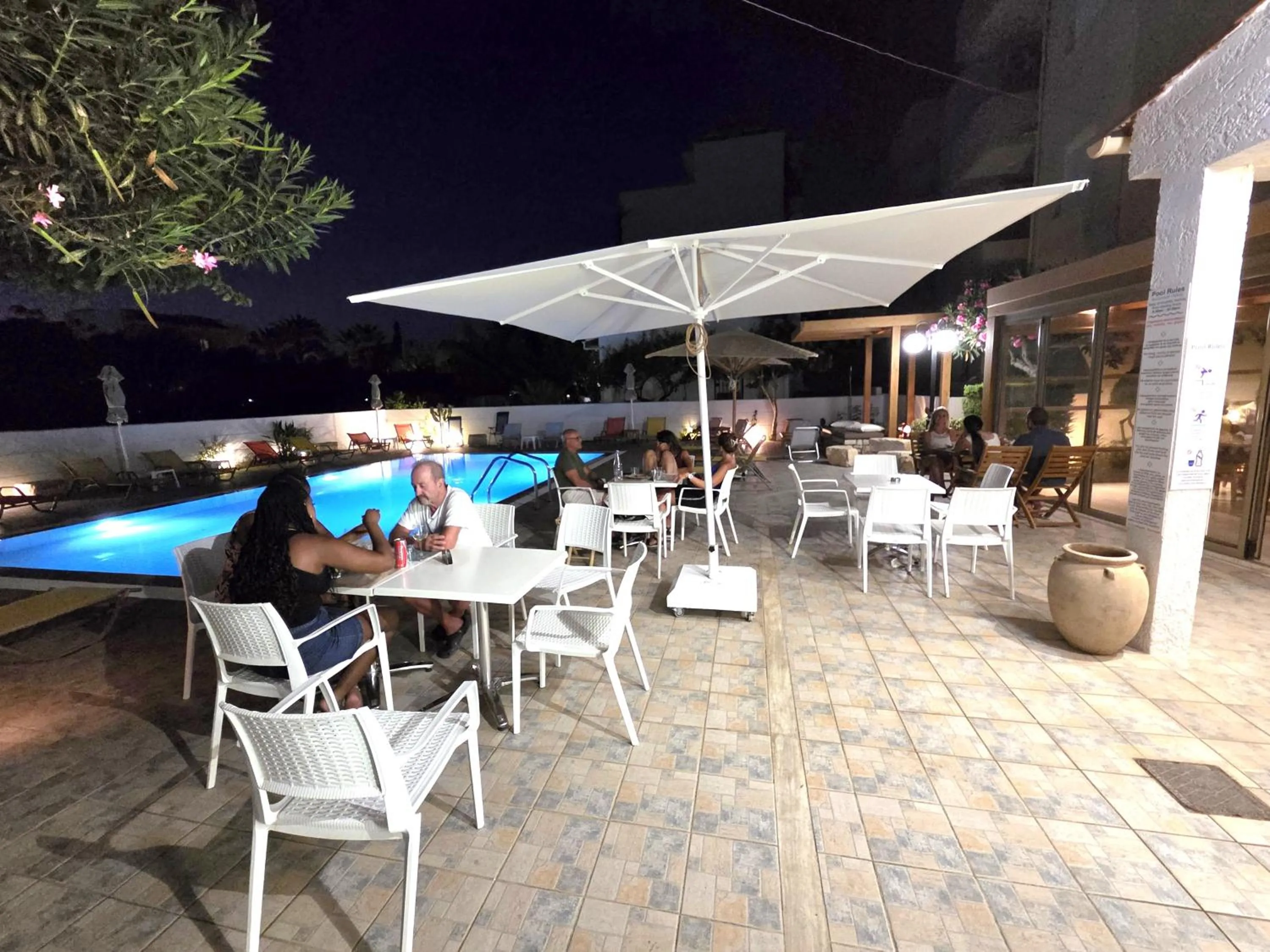 Restaurant/places to eat in Arhodiko Hotel