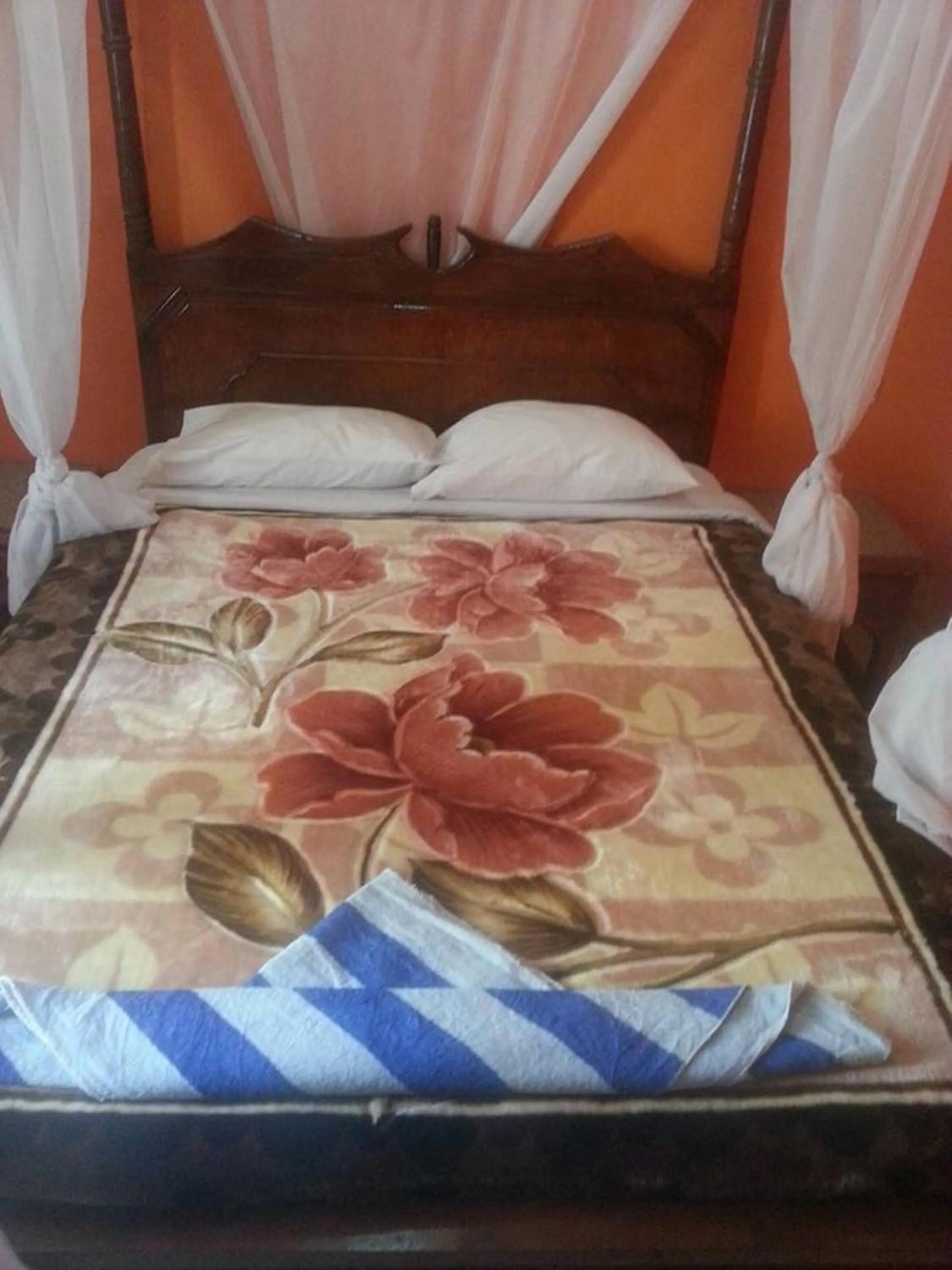 Bedroom, Bed in Cleopatra Hotel Luxor