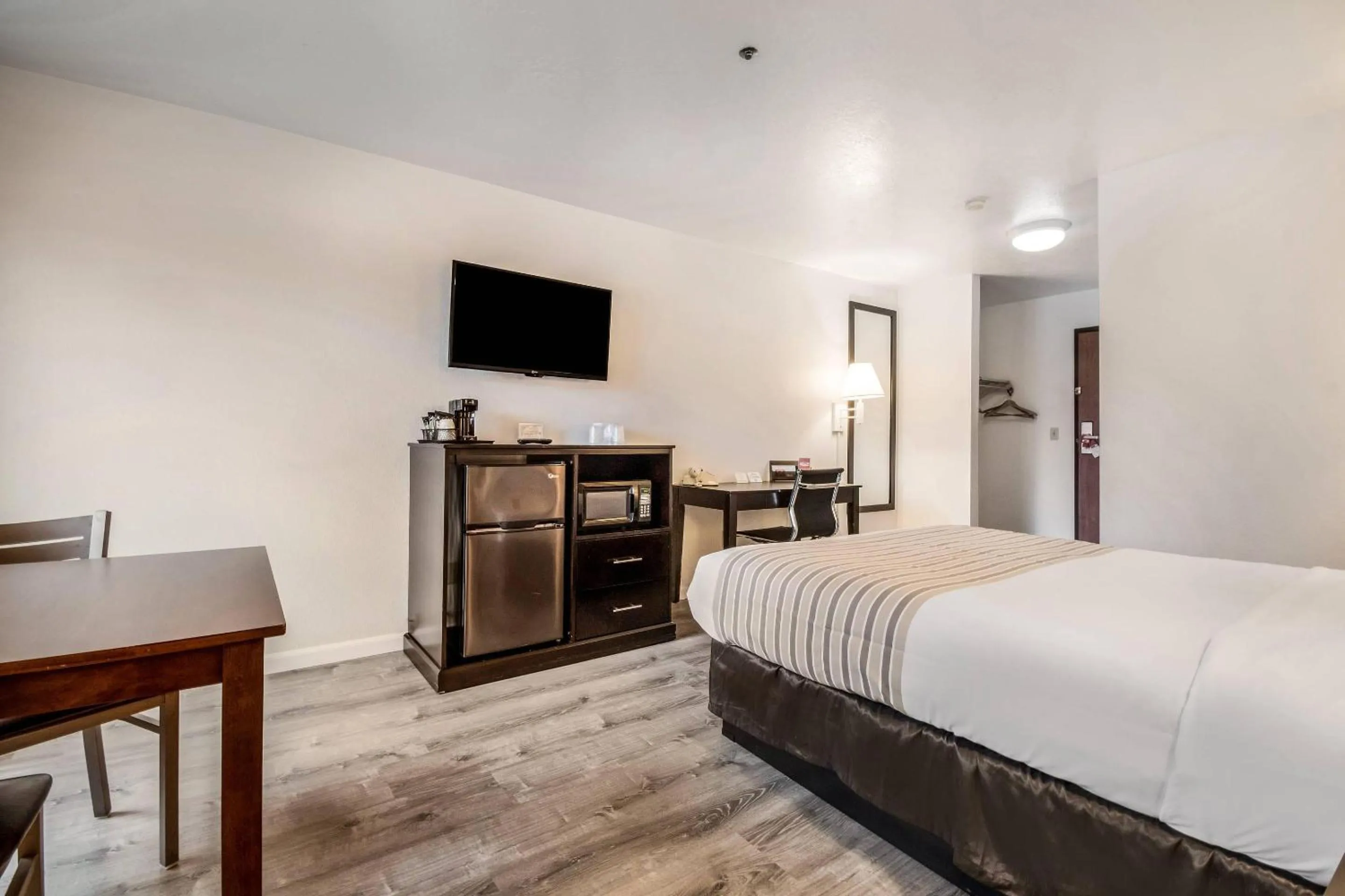 Bedroom, Bed in Econo Lodge Corvallis Near University