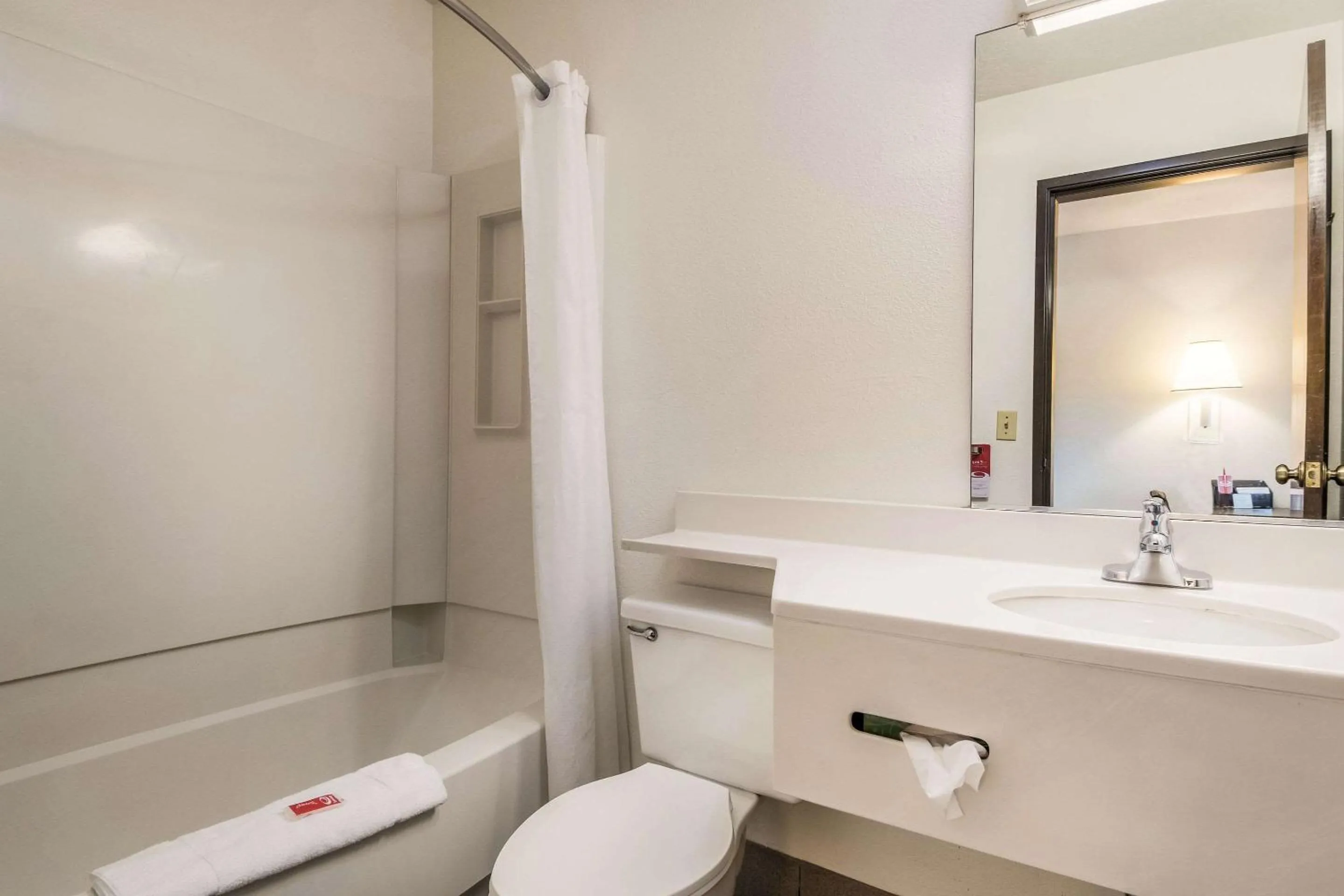 Bathroom in Econo Lodge Corvallis Near University