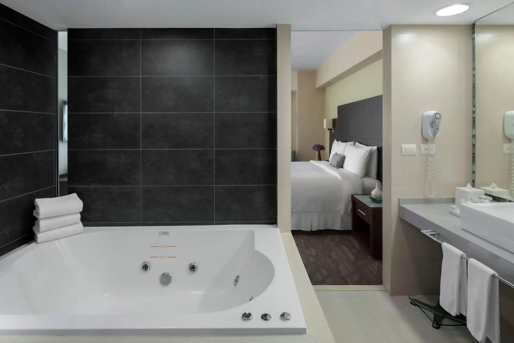 Hot Tub, Bed in Hotel Novit