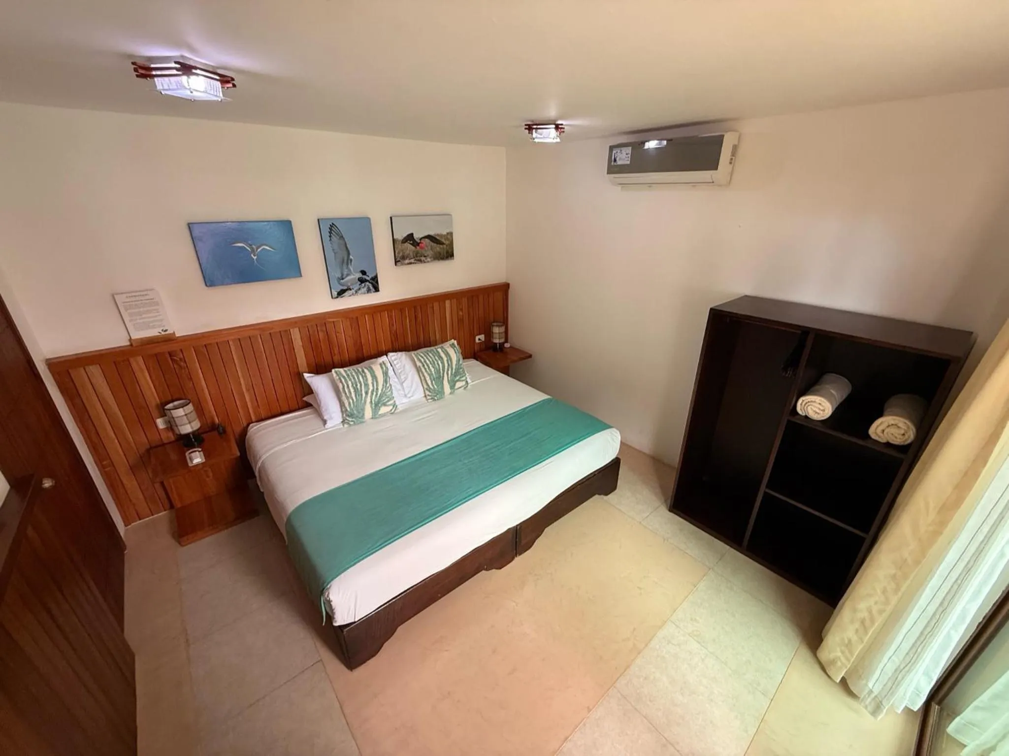 Photo of the whole room, Bed in Cormorant Beach House