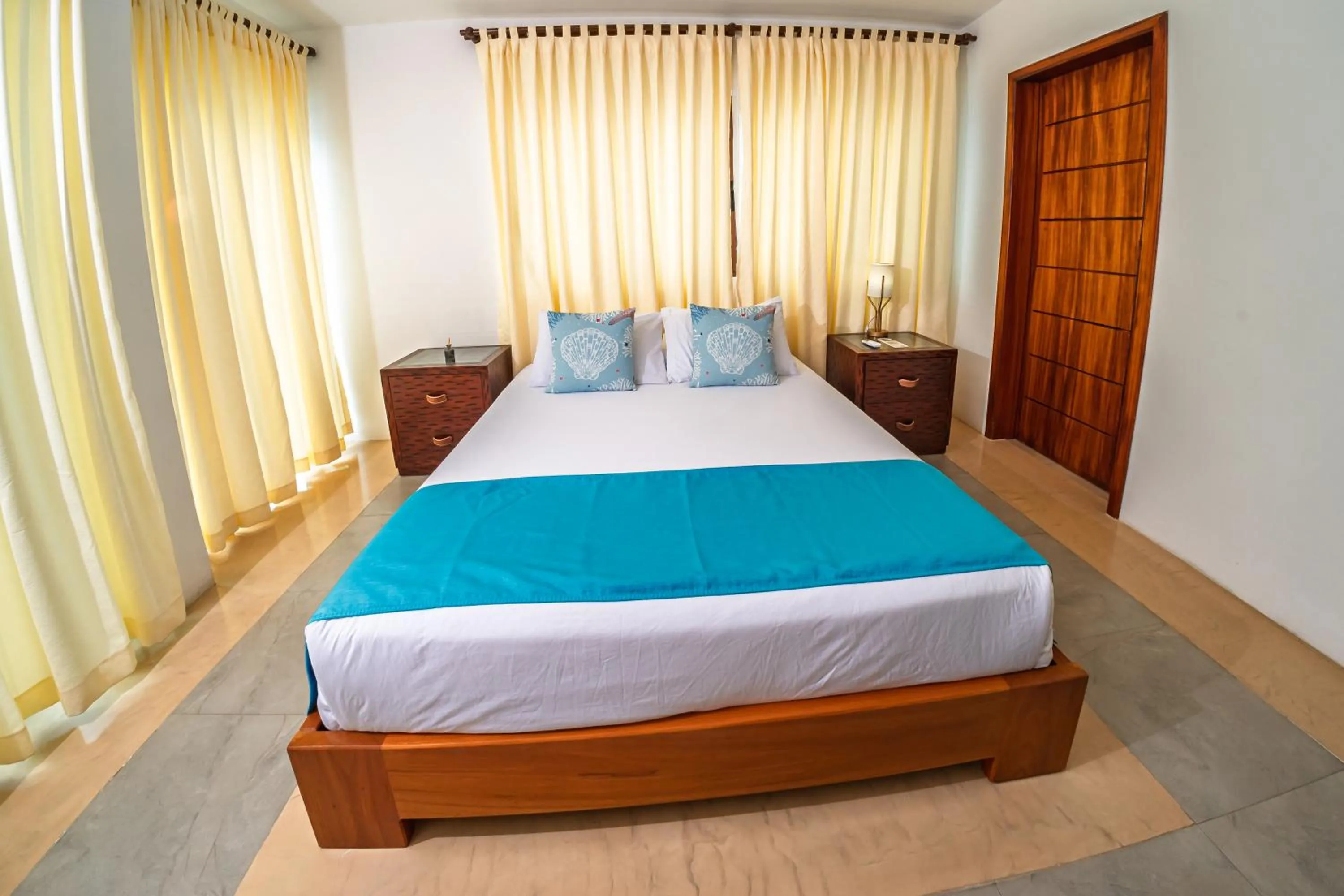 Photo of the whole room, Bed in Cormorant Beach House