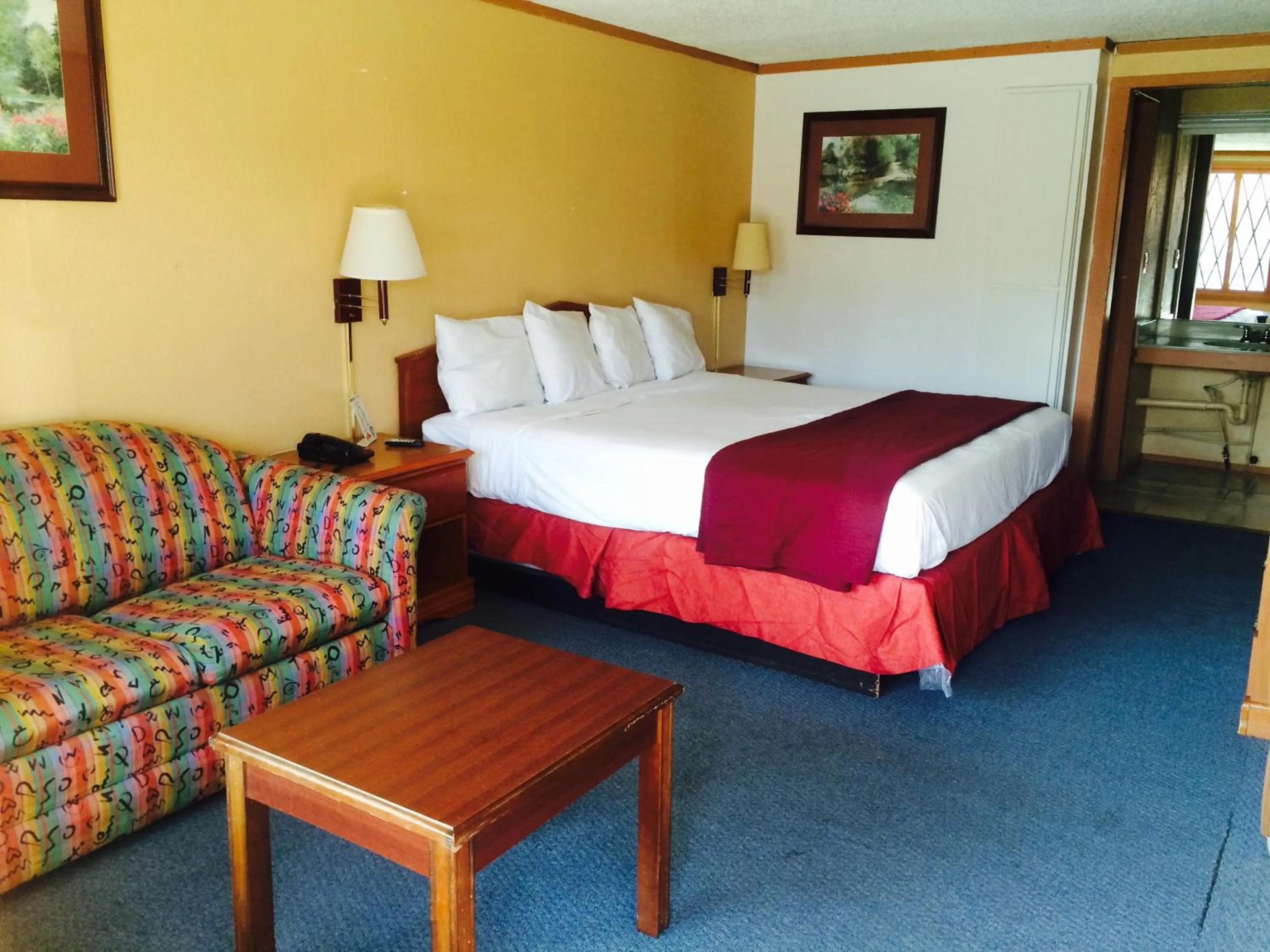 Bedroom, Bed in Sunrise Inn - Bradenton