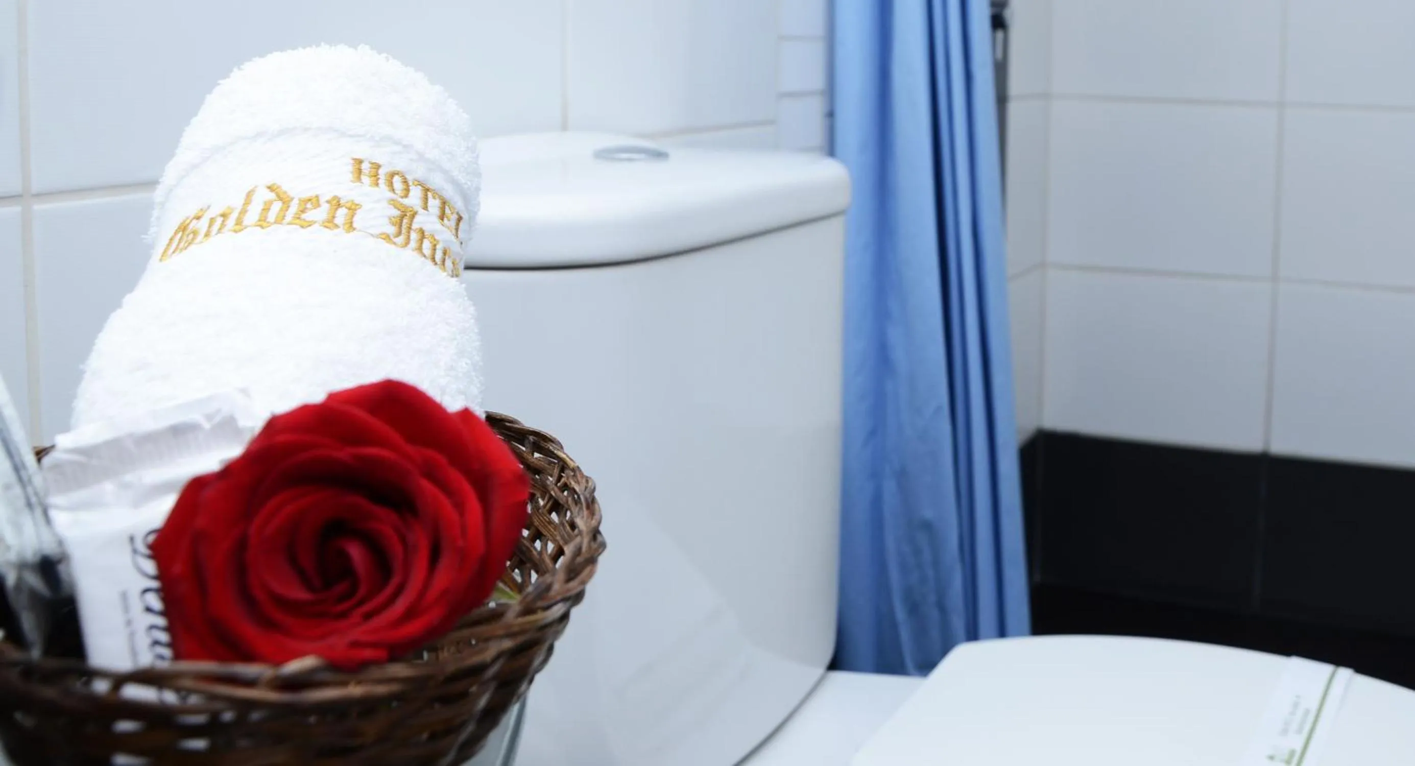 Bathroom, Bed in Golden Inca Hotel