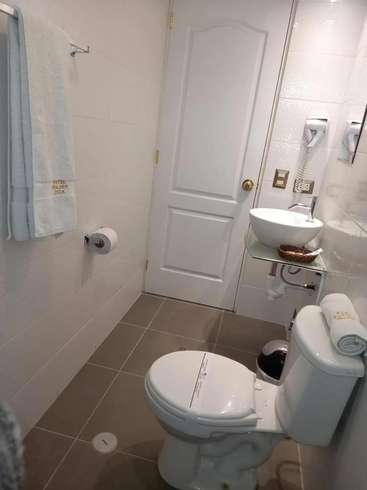 Bathroom in Golden Inca Hotel