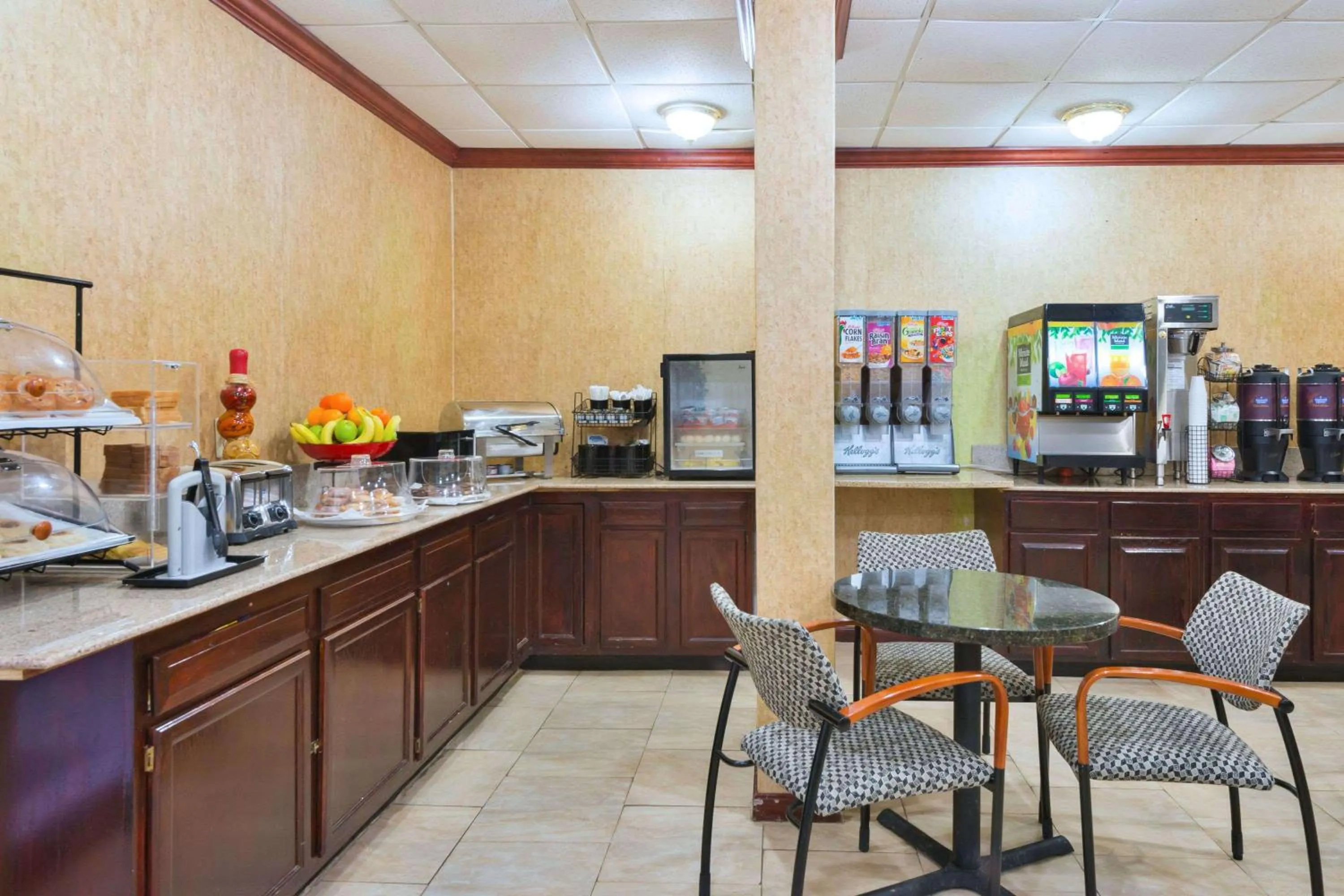 Restaurant/places to eat in Ramada by Wyndham Pikesville/Baltimore North