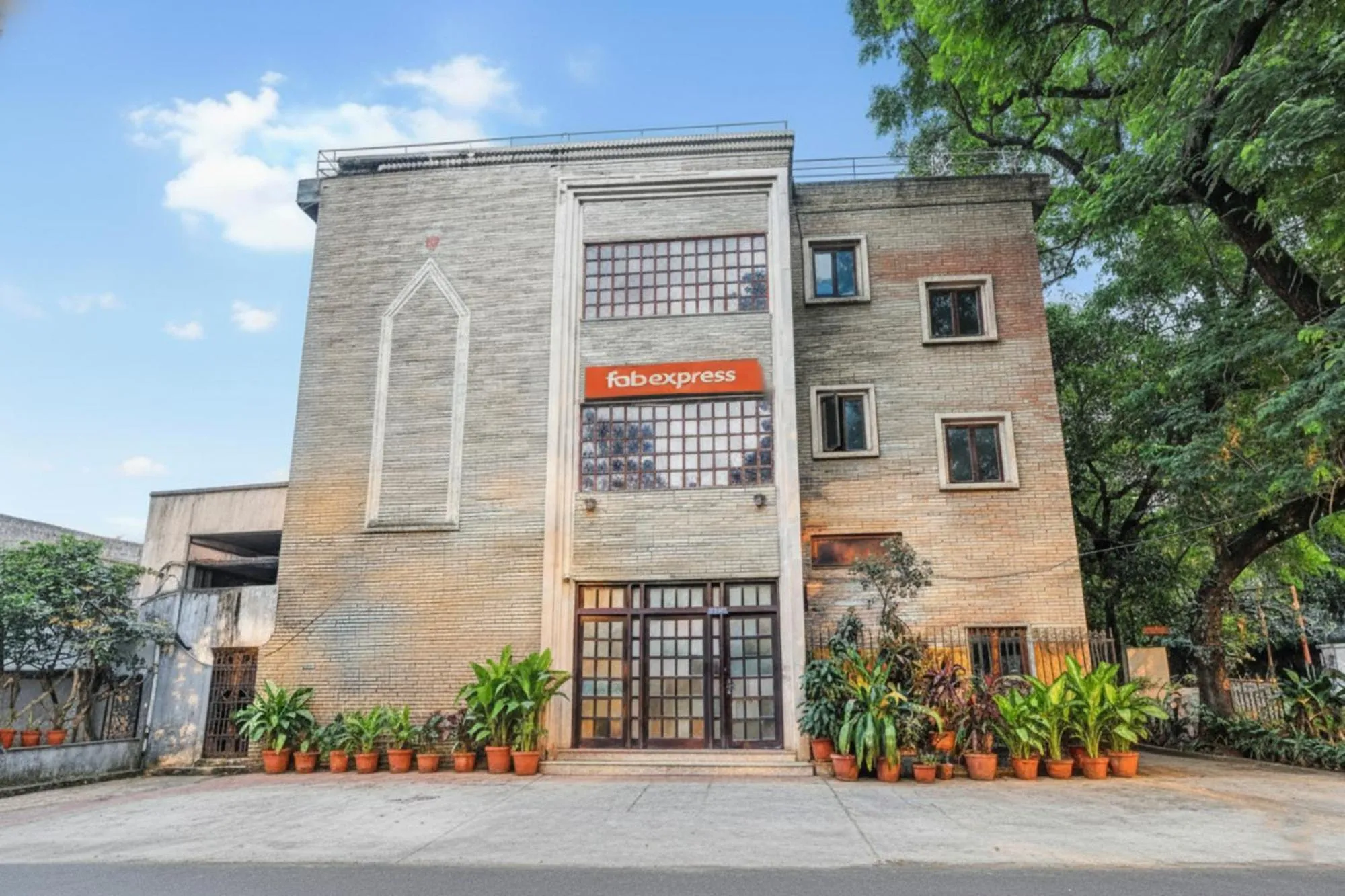 Facade/entrance in Via Hemkunt Mansion