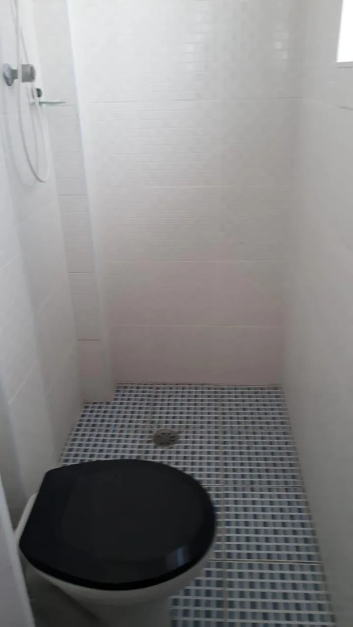 Bathroom in Em 5 minutos a pé tá na praia e no Shopping Praiamar Corporate, 2 quartos com ar condicionado, 2 banheiros, portaria 24 horas, elevador, 1 vaga carro gratuita, wi-fi, pets ok, enxoval, horário flexível!