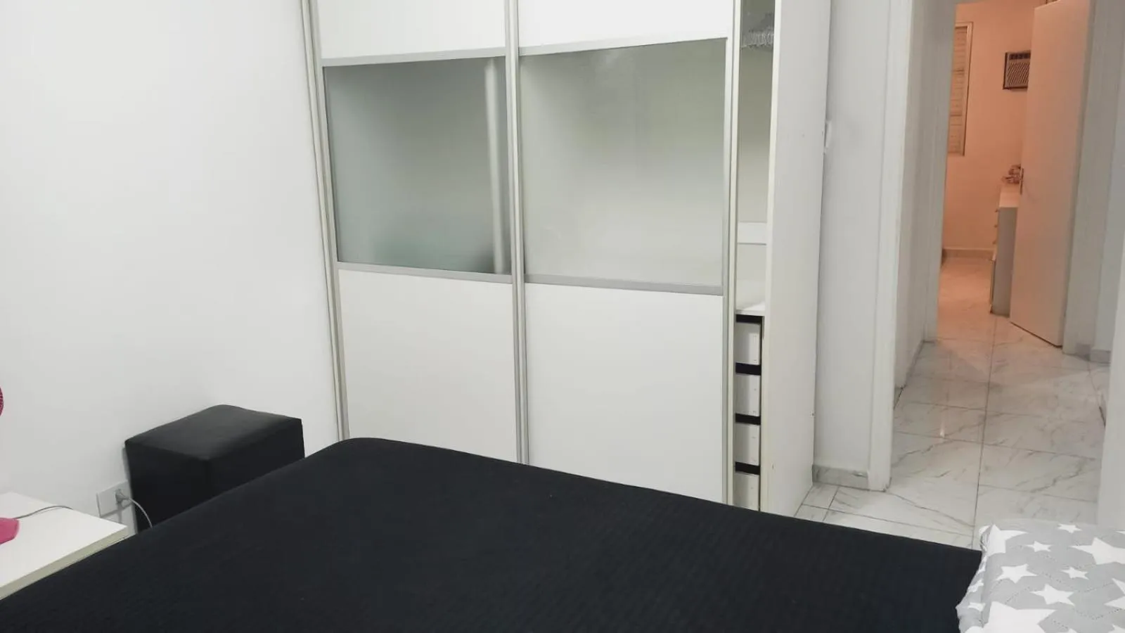 microwave, Bed in Em 5 minutos a pé tá na praia e no Shopping Praiamar Corporate, 2 quartos com ar condicionado, 2 banheiros, portaria 24 horas, elevador, 1 vaga carro gratuita, wi-fi, pets ok, enxoval, horário flexível!