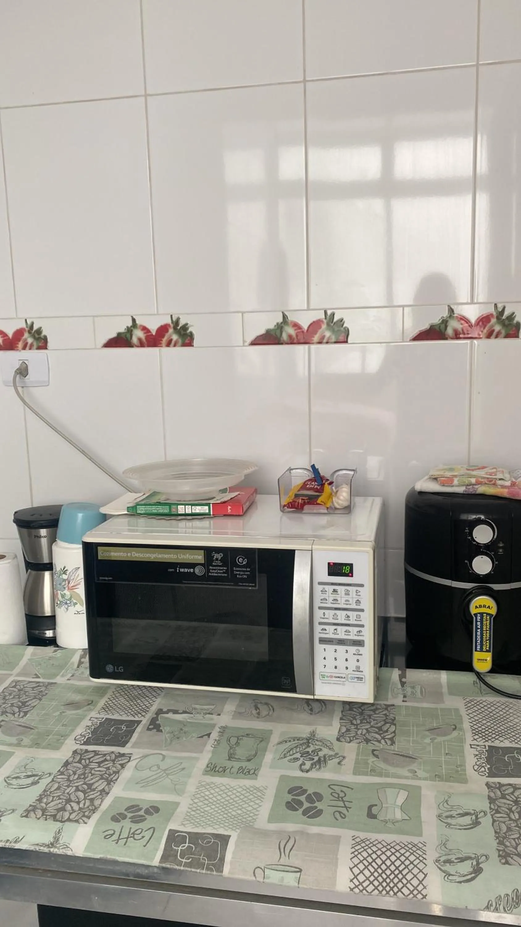 Em 5 minutos a pé tá na praia e no Shopping Praiamar Corporate, 2 quartos com ar condicionado, 2 banheiros, portaria 24 horas, elevador, 1 vaga carro gratuita, wi-fi, pets ok, enxoval, horário flexível!