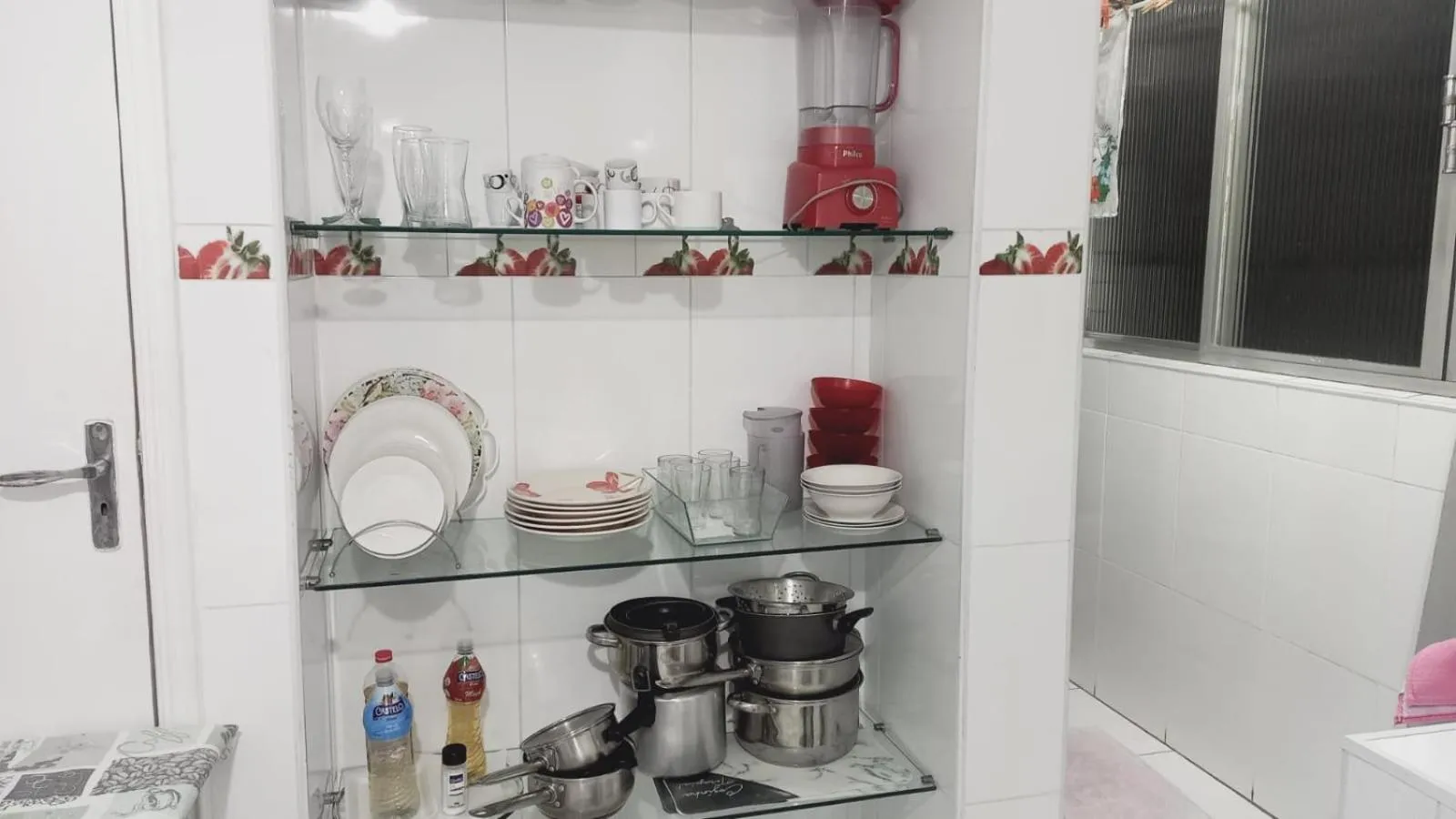 Area and facilities in Em 5 minutos a pé tá na praia e no Shopping Praiamar Corporate, 2 quartos com ar condicionado, 2 banheiros, portaria 24 horas, elevador, 1 vaga carro gratuita, wi-fi, pets ok, enxoval, horário flexível!