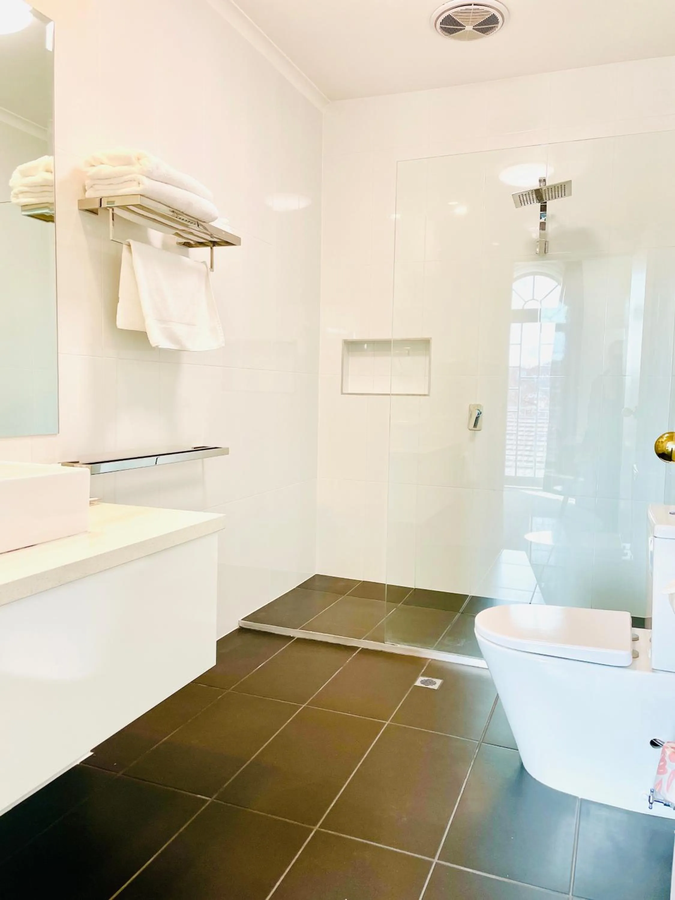 Bathroom in The Menzies Ballarat