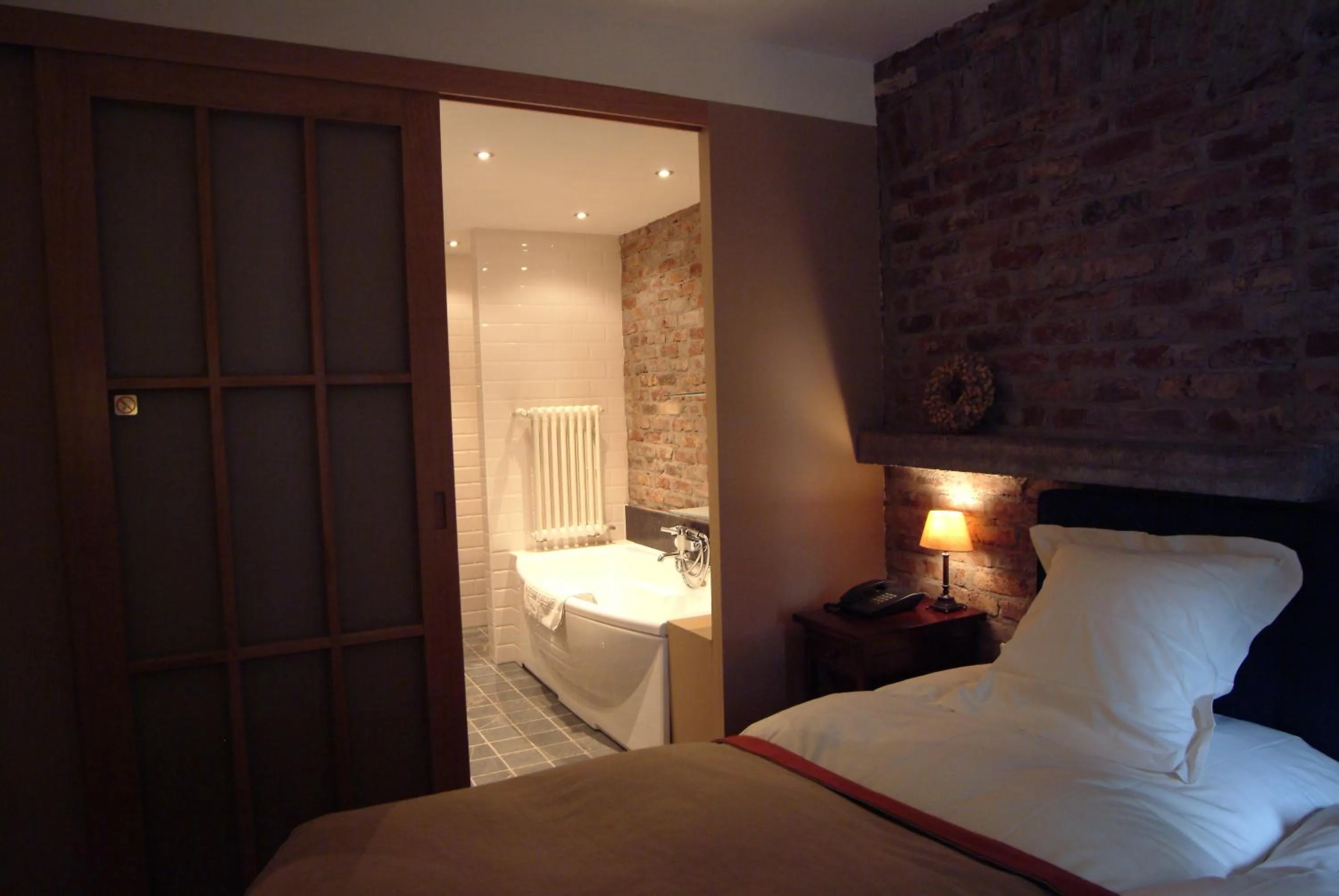 Photo of the whole room, Bed in Charmehotel Manoir Ogygia