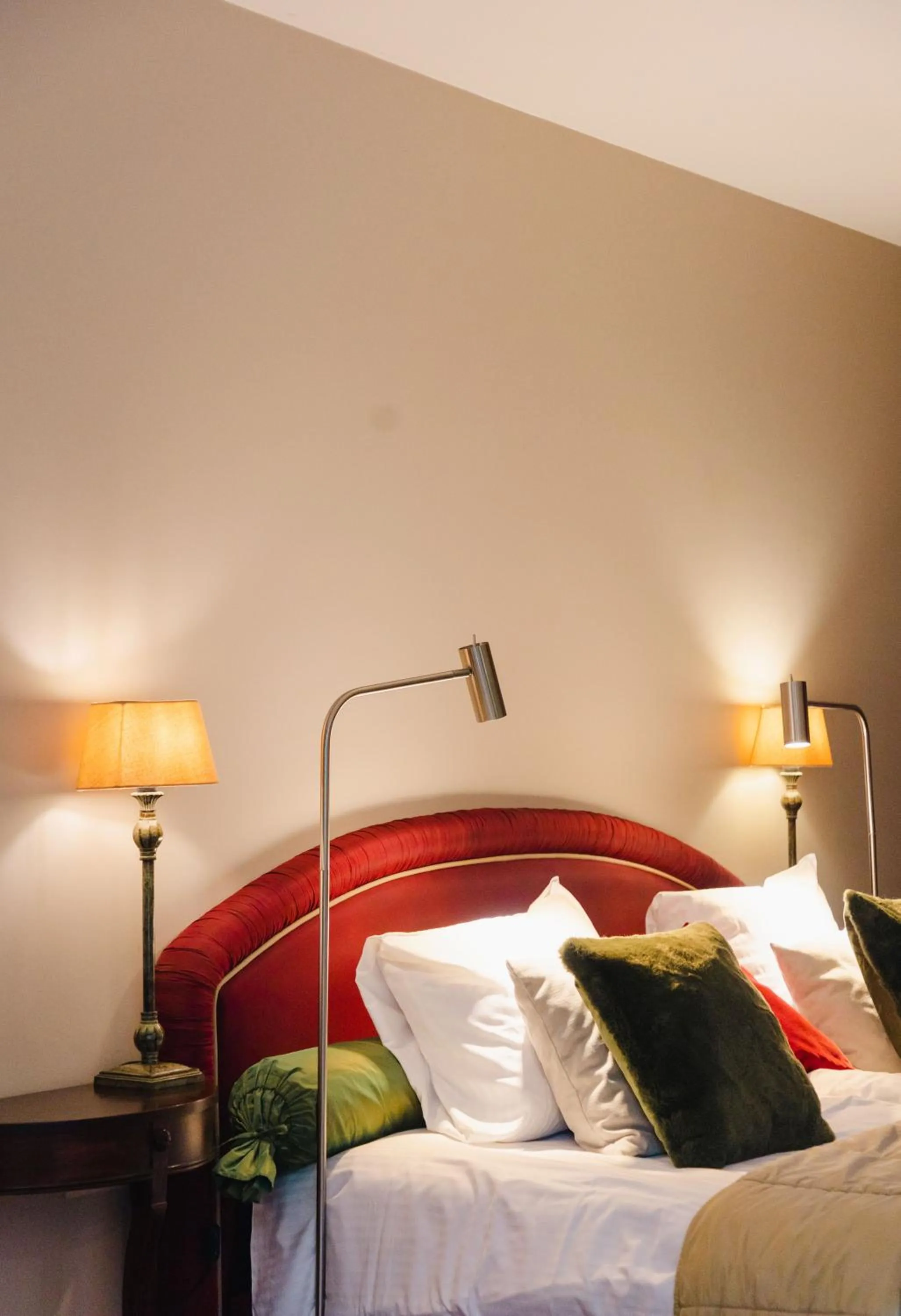 Bed in Charmehotel Manoir Ogygia