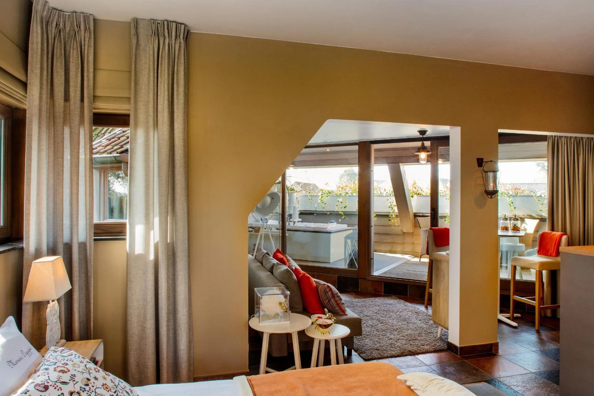 Balcony/Terrace, Bed in Charmehotel Manoir Ogygia