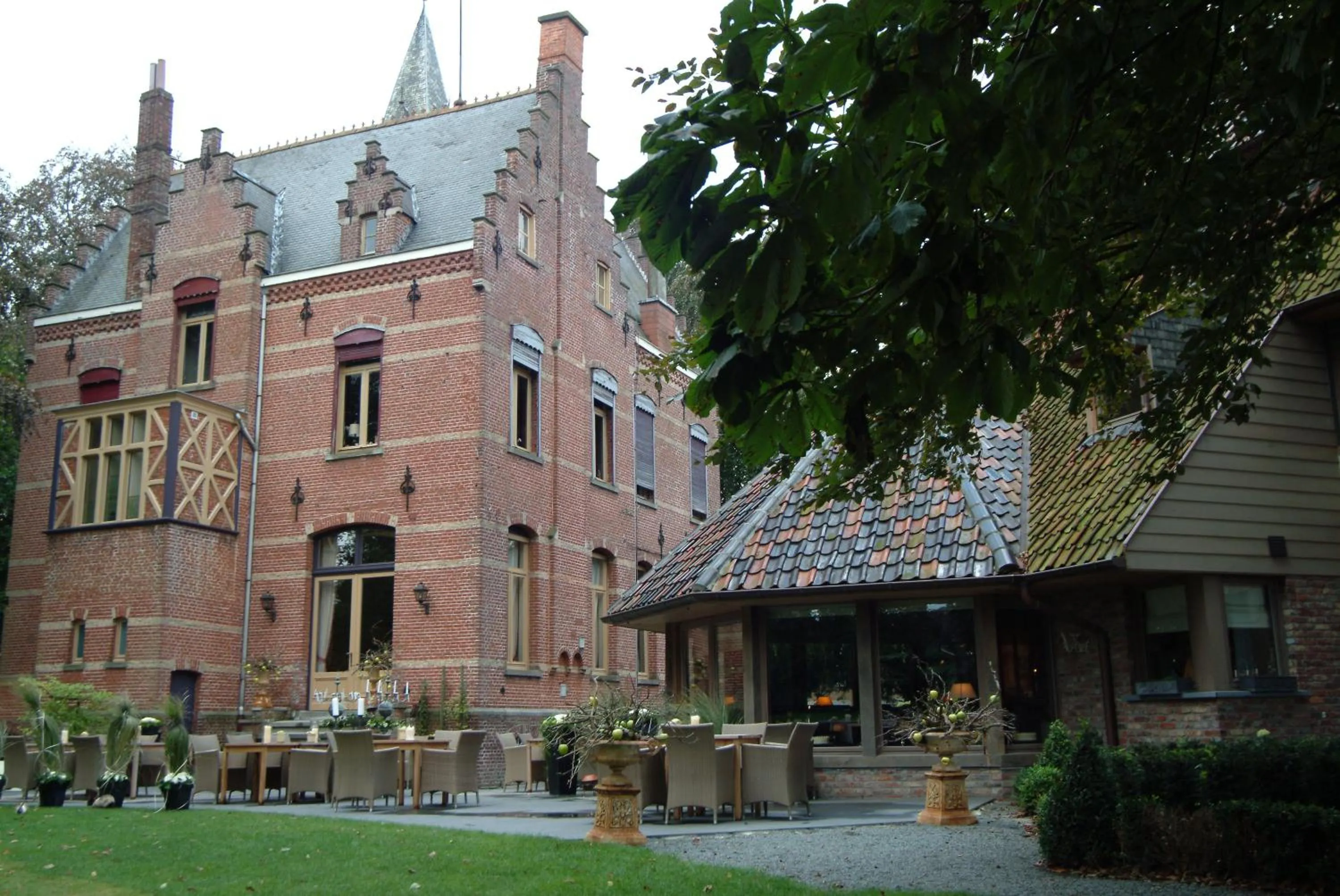 Facade/entrance in Charmehotel Manoir Ogygia